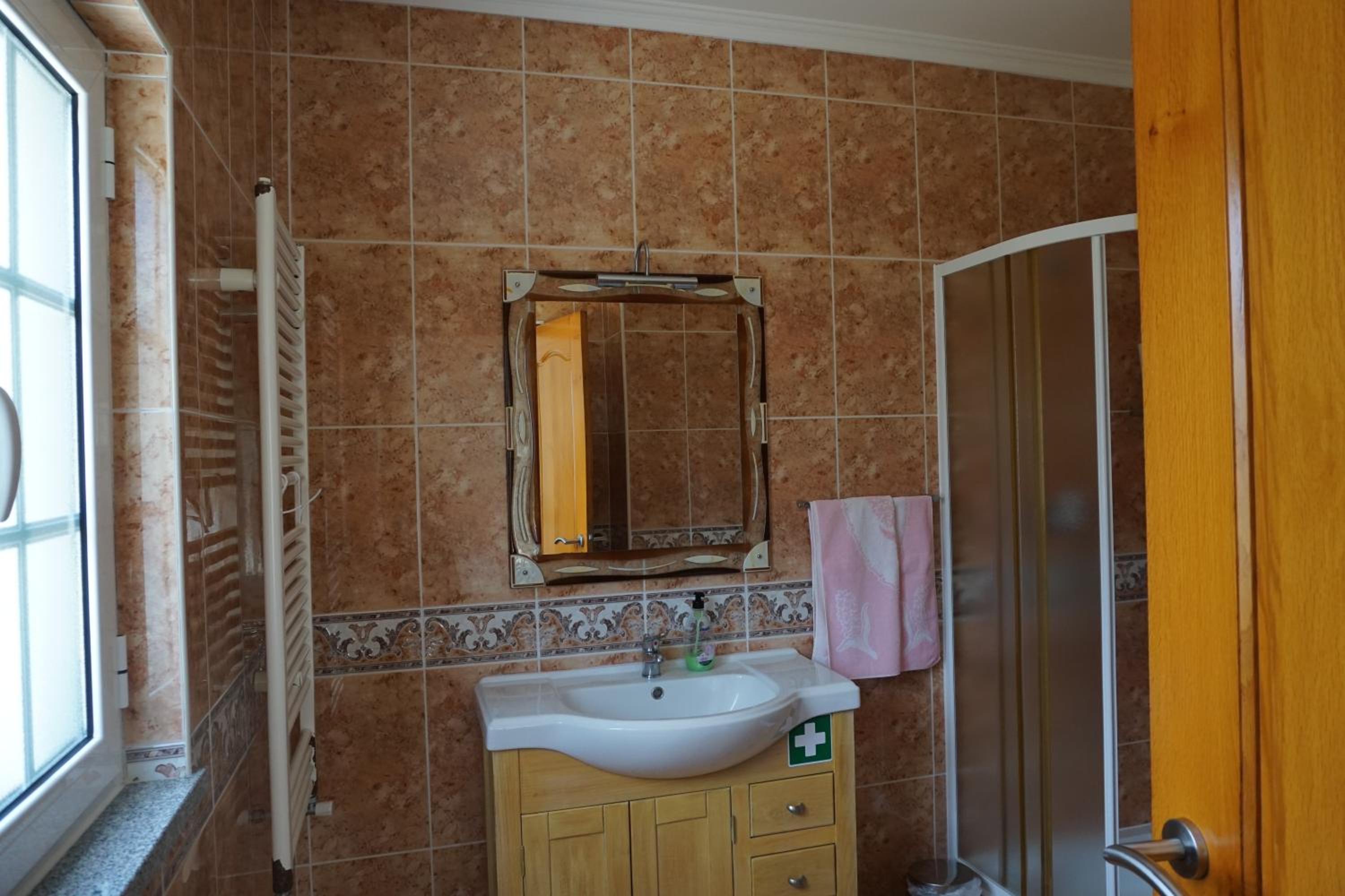 Double Room with Private Bathroom - Photo 15