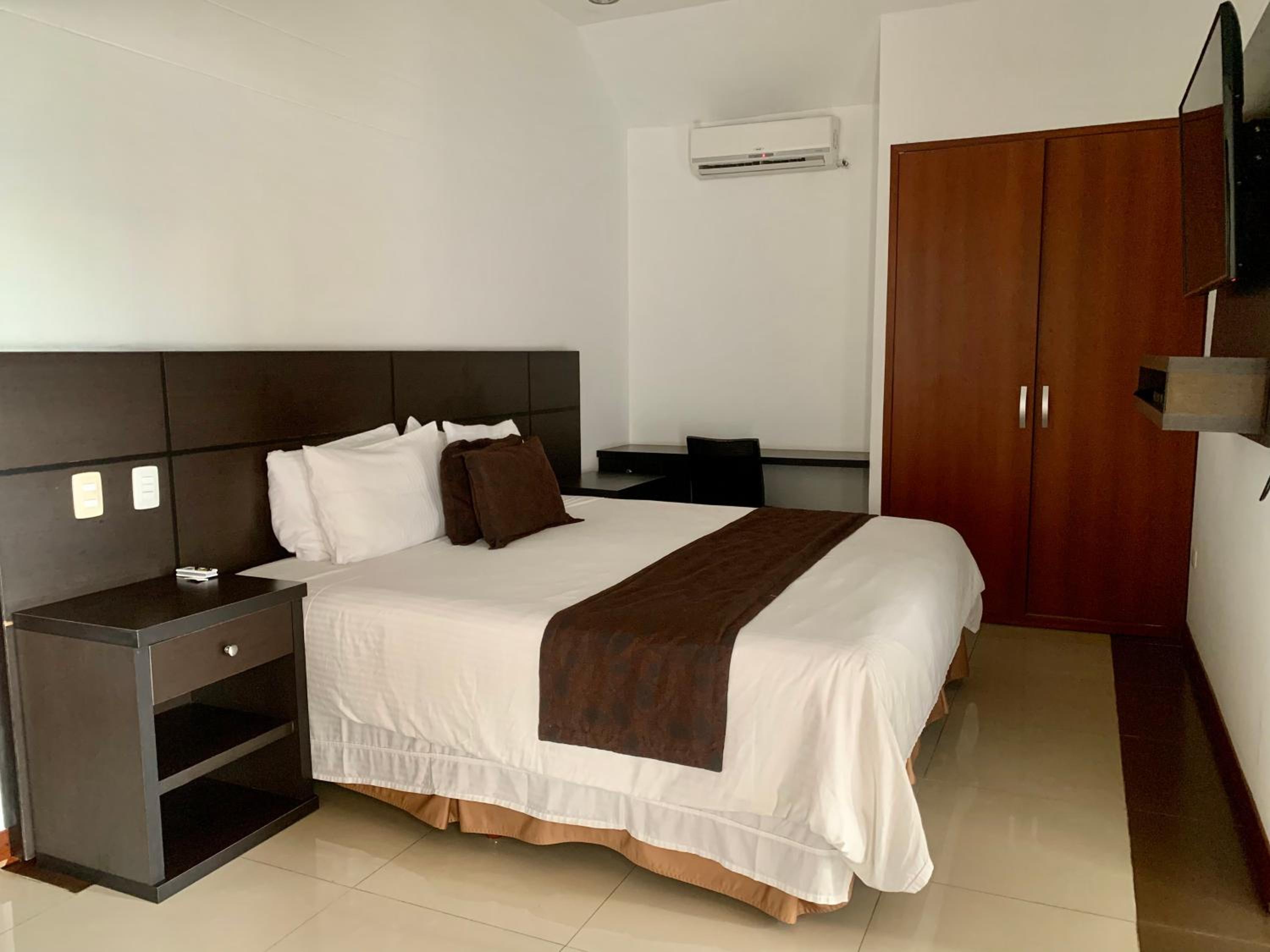 King Suite with Balcony photo 2