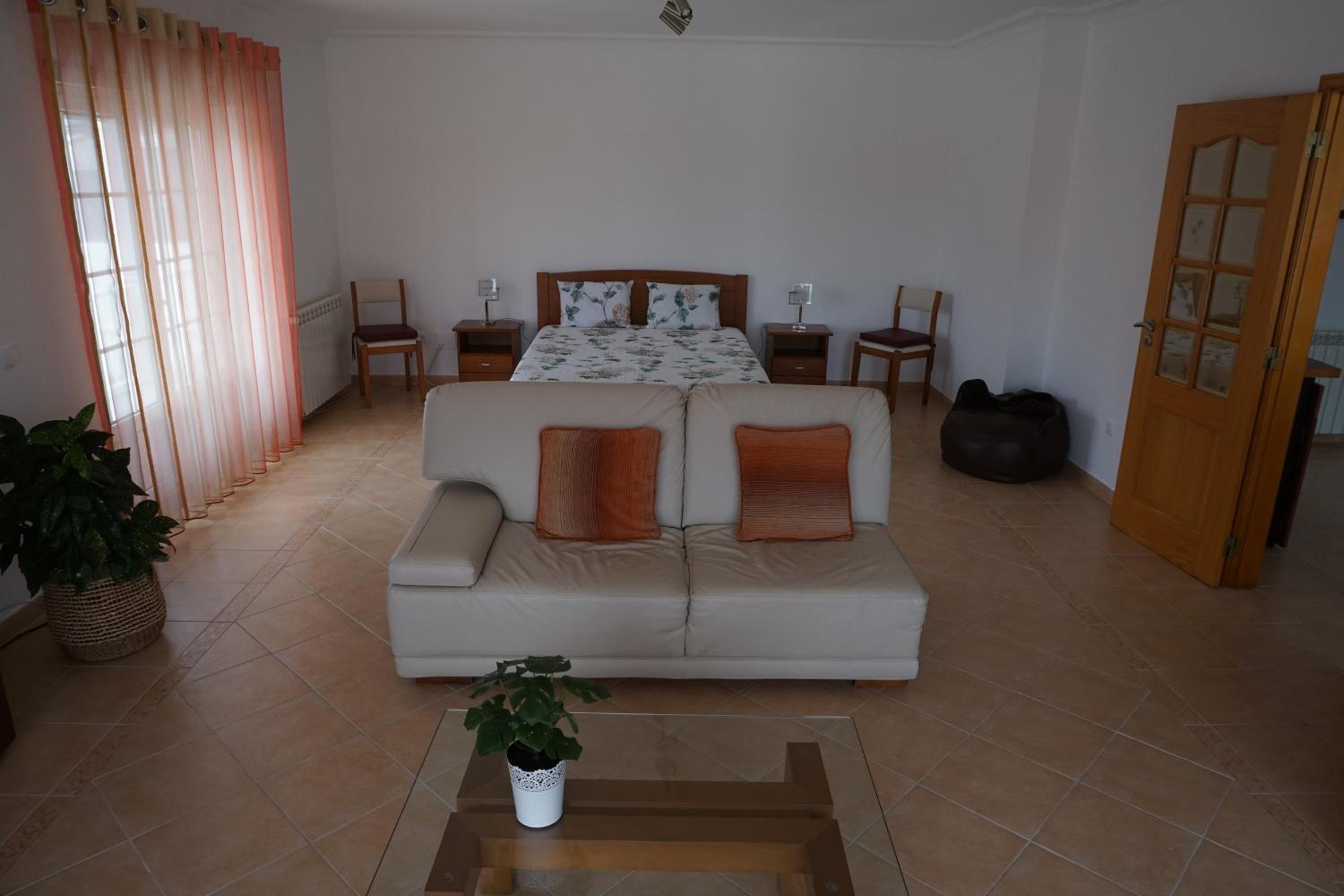 Large Double Room - Photo 1