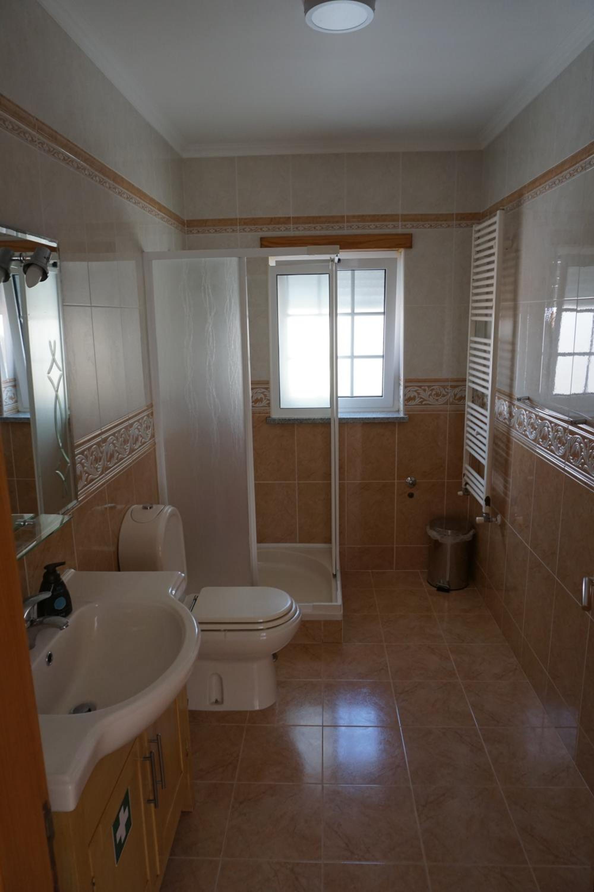 Large Double Room - Photo 3