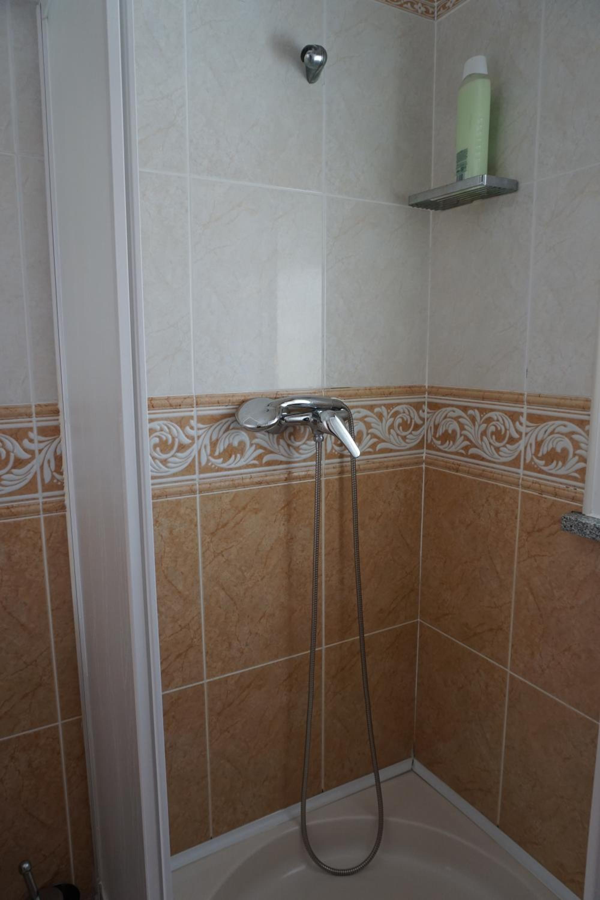 Large Double Room - Photo 4