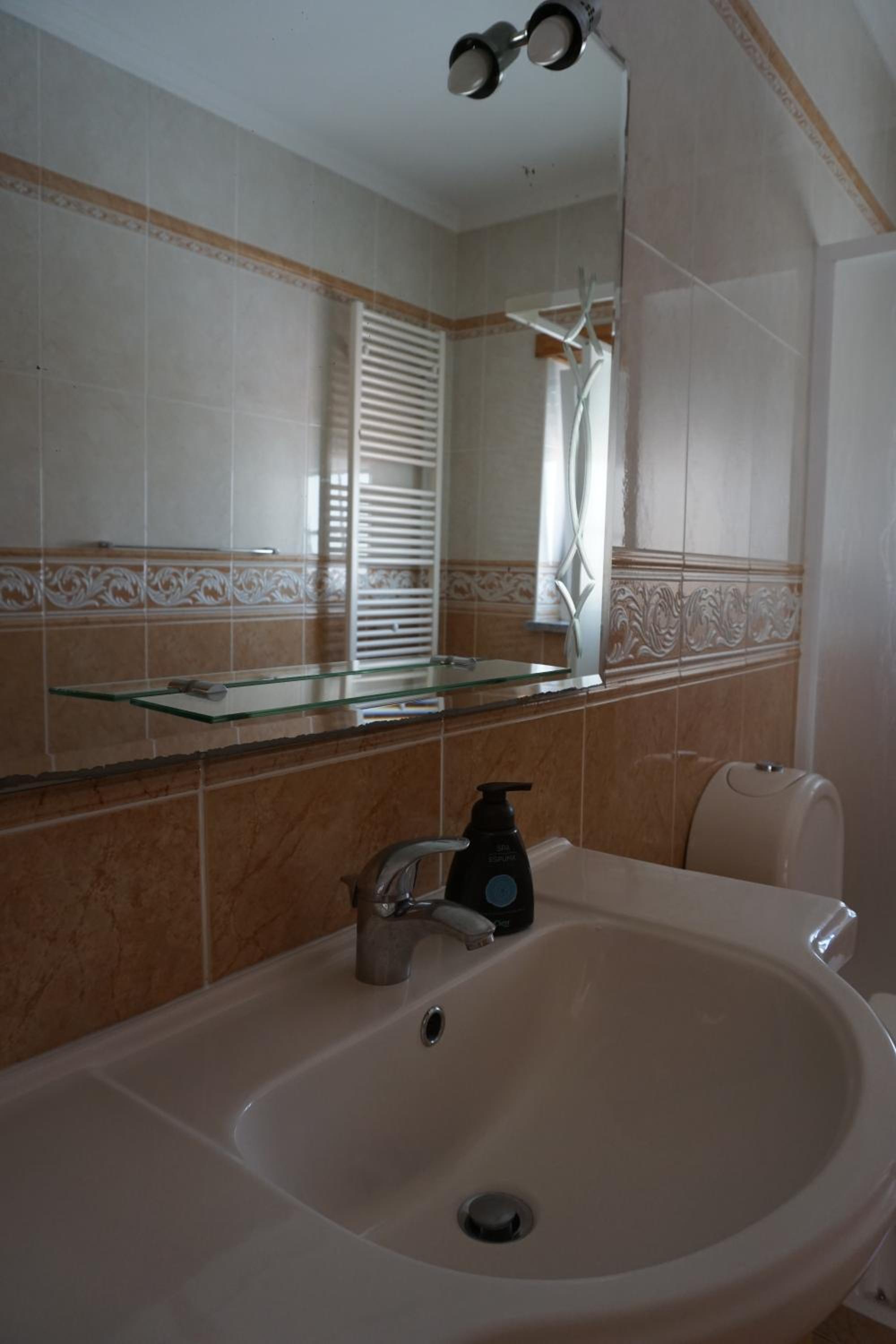 Large Double Room - Photo 5