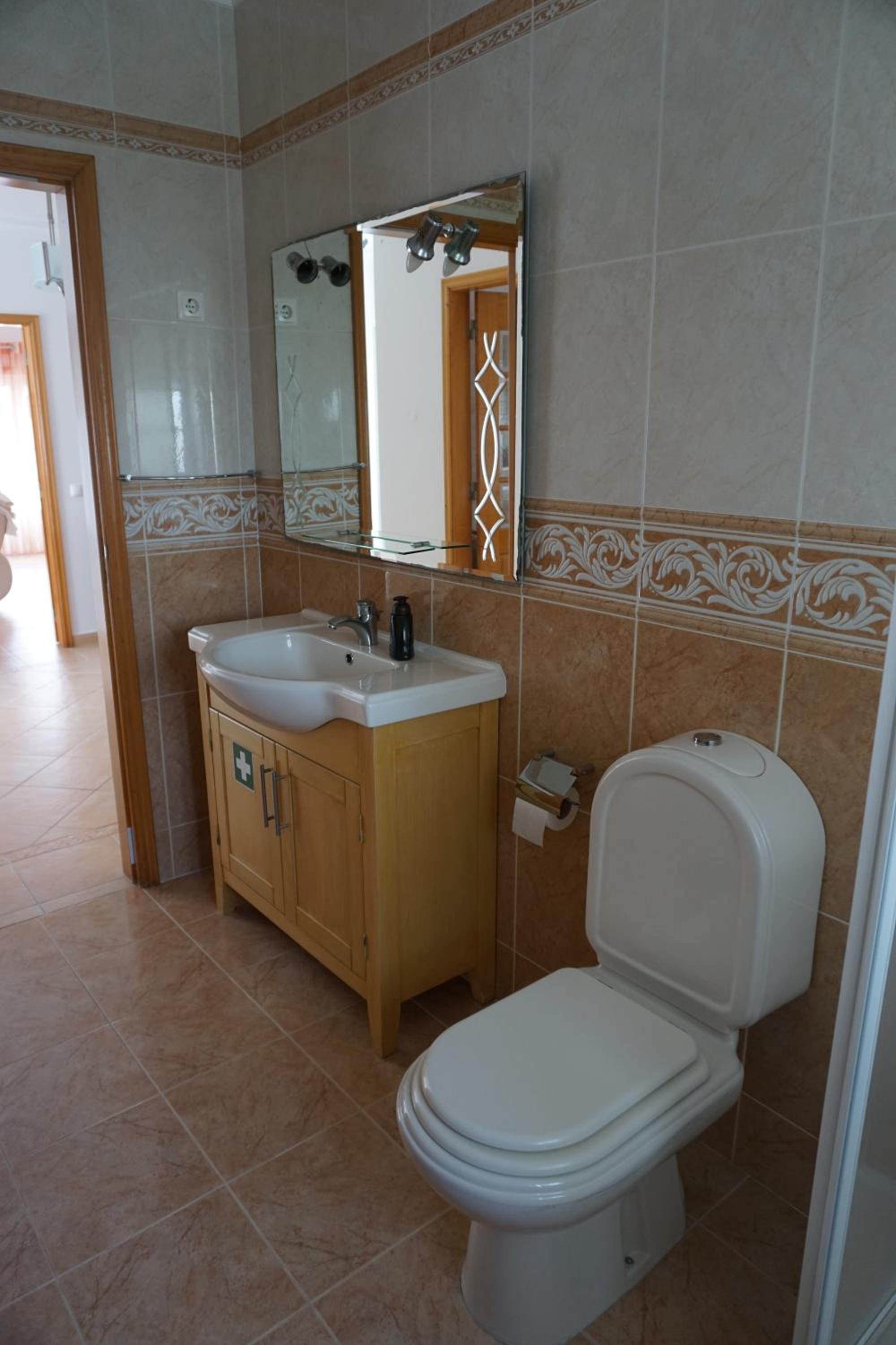 Large Double Room - Photo 6