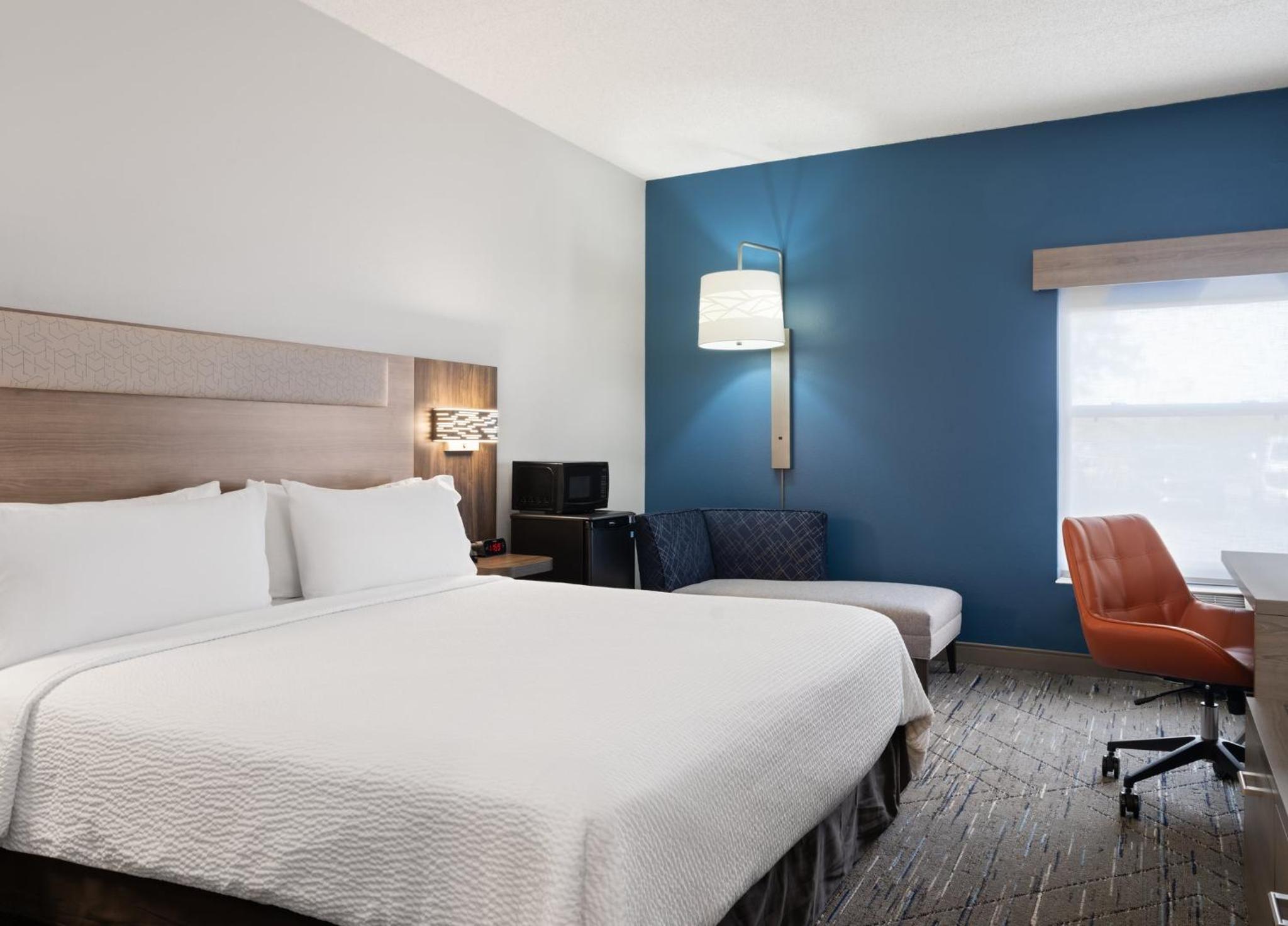 King Room with Roll-In Shower - Disability Access