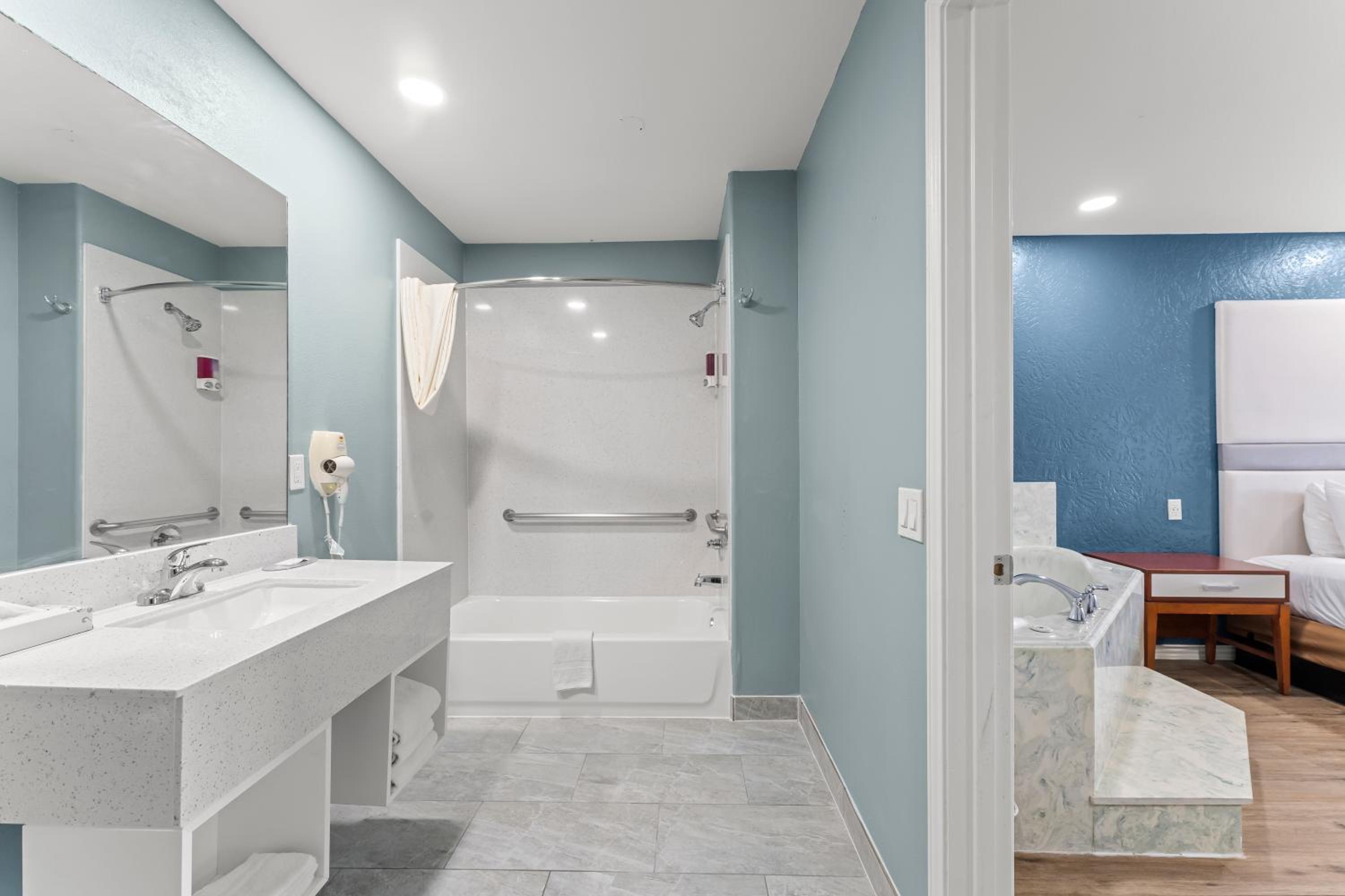 Leisure King Suite with Spa Bath - Photo 2