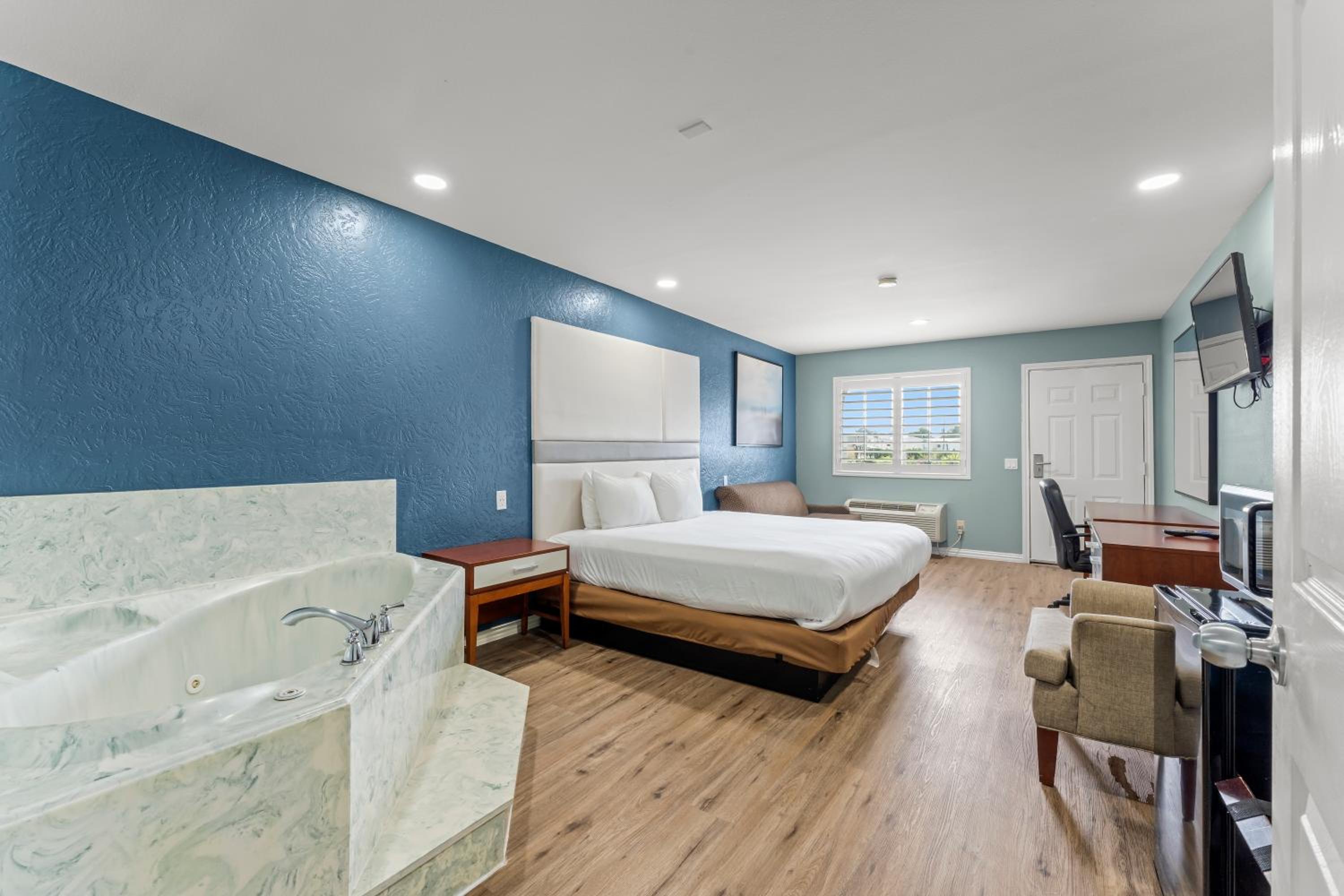 Leisure King Suite with Spa Bath - Photo 1