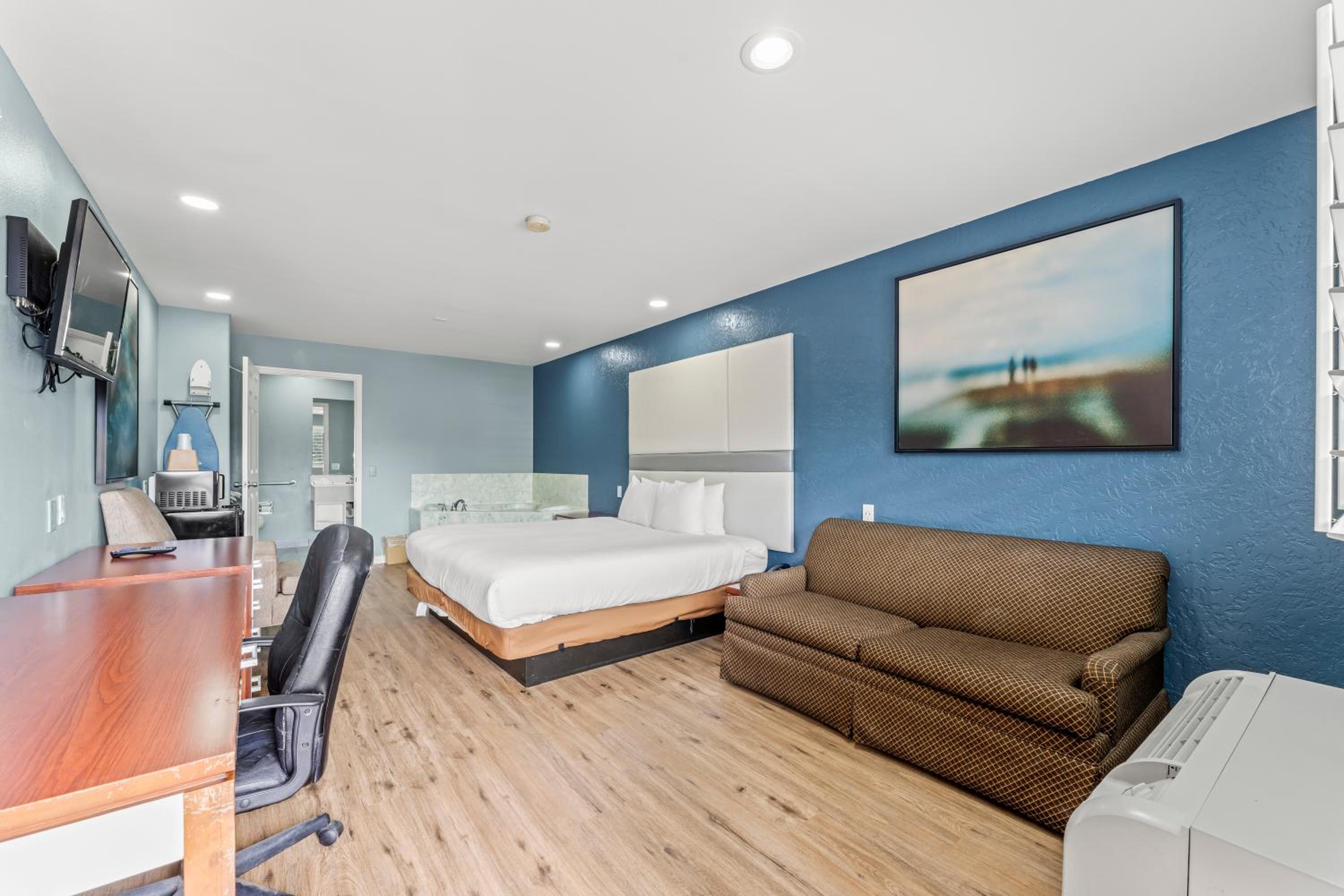 Leisure King Suite with Spa Bath - Photo 4