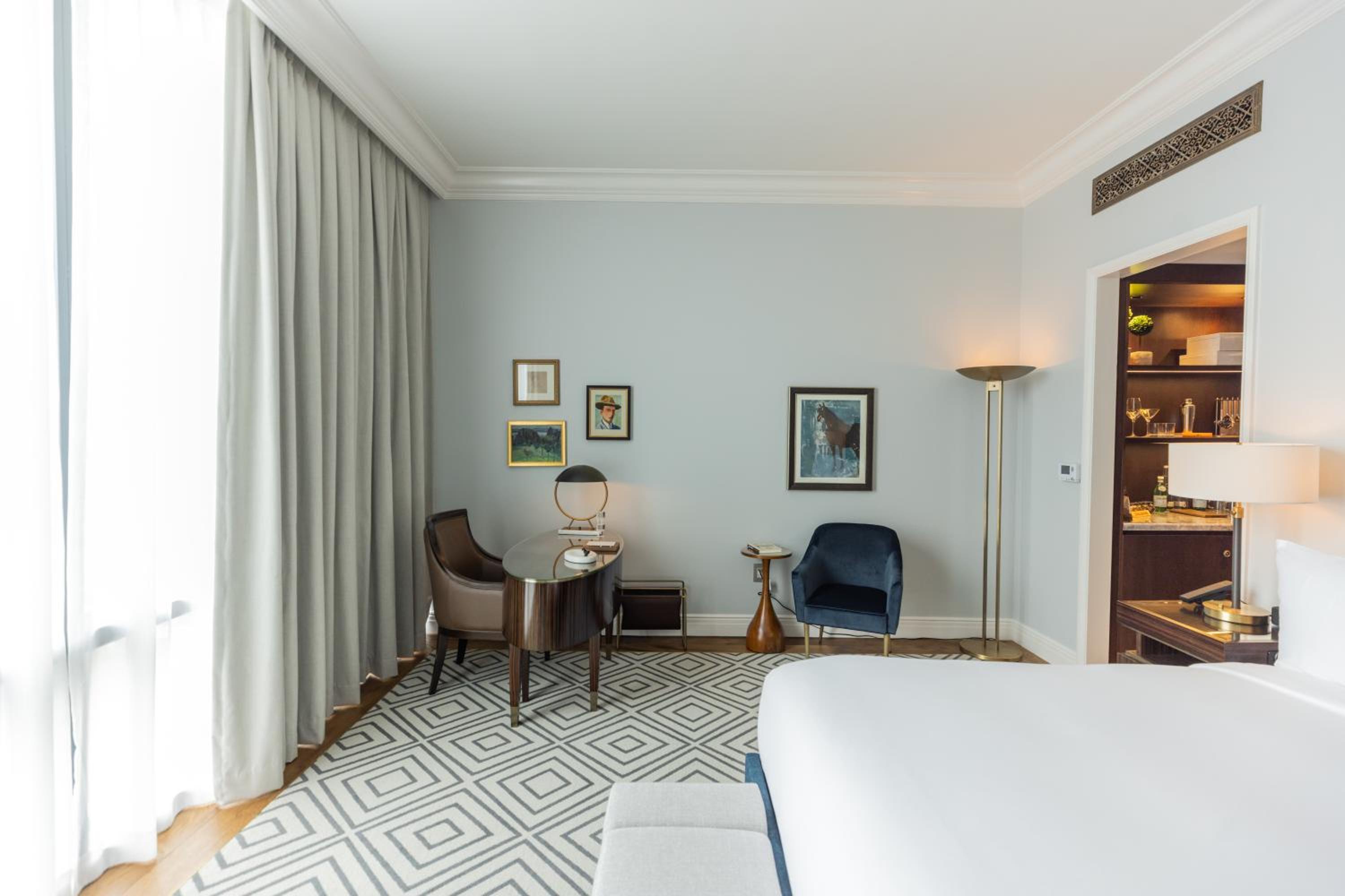 Deluxe King Room - Photo 2