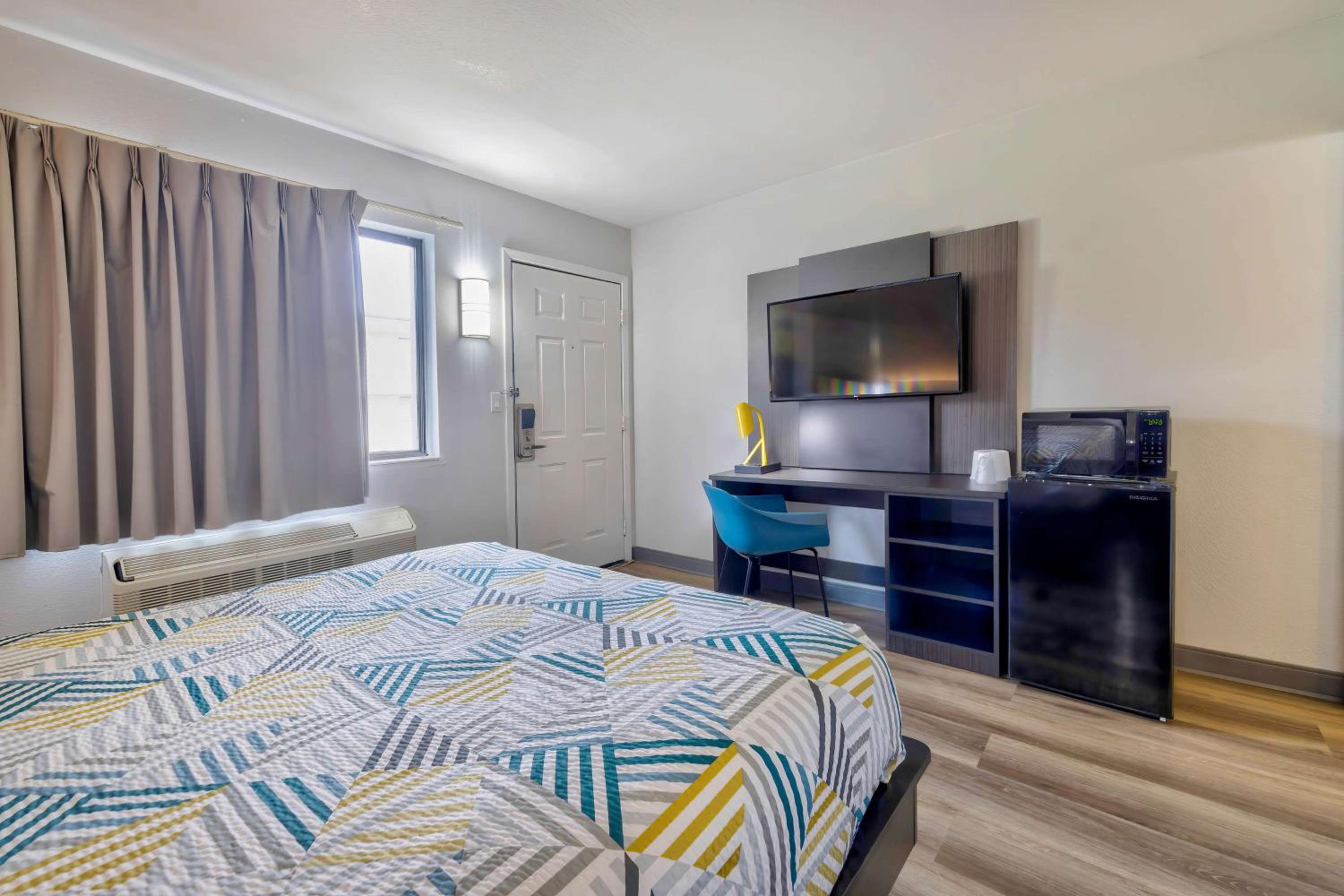Queen Room - Disability Access - Non-Smoking