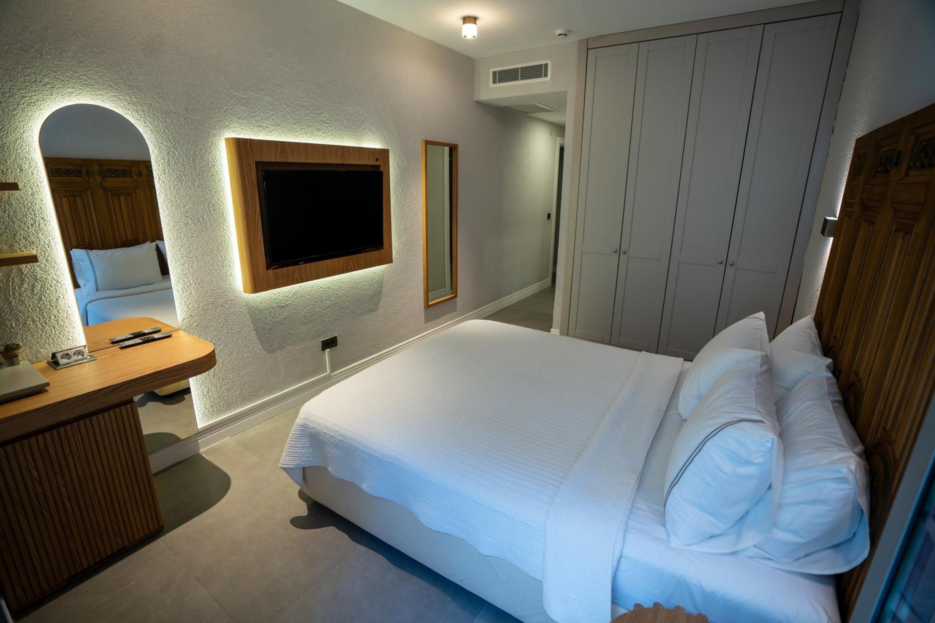 Double Room with Balcony - Basement photo 2