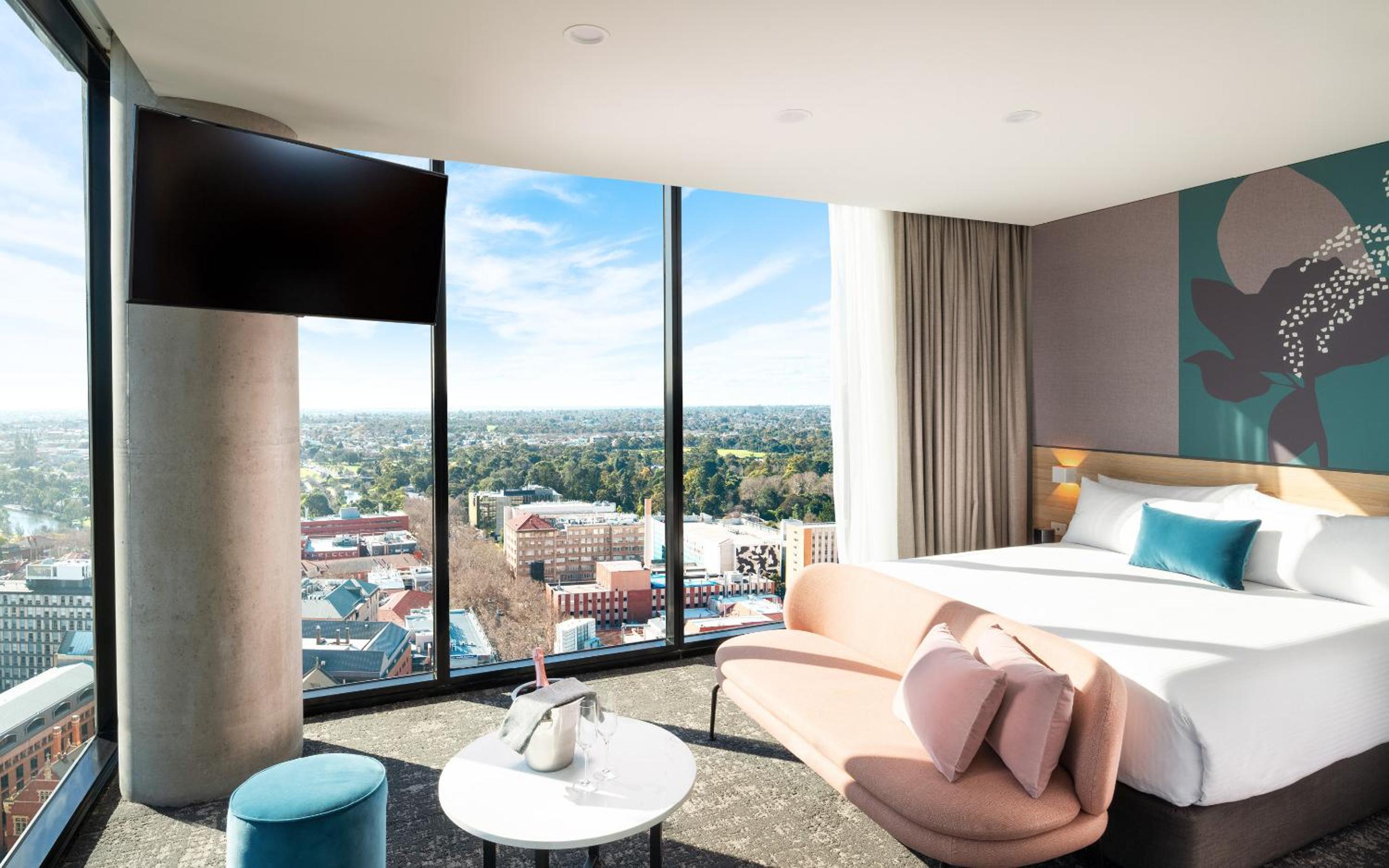 Junior King Suite with City View - Photo 2