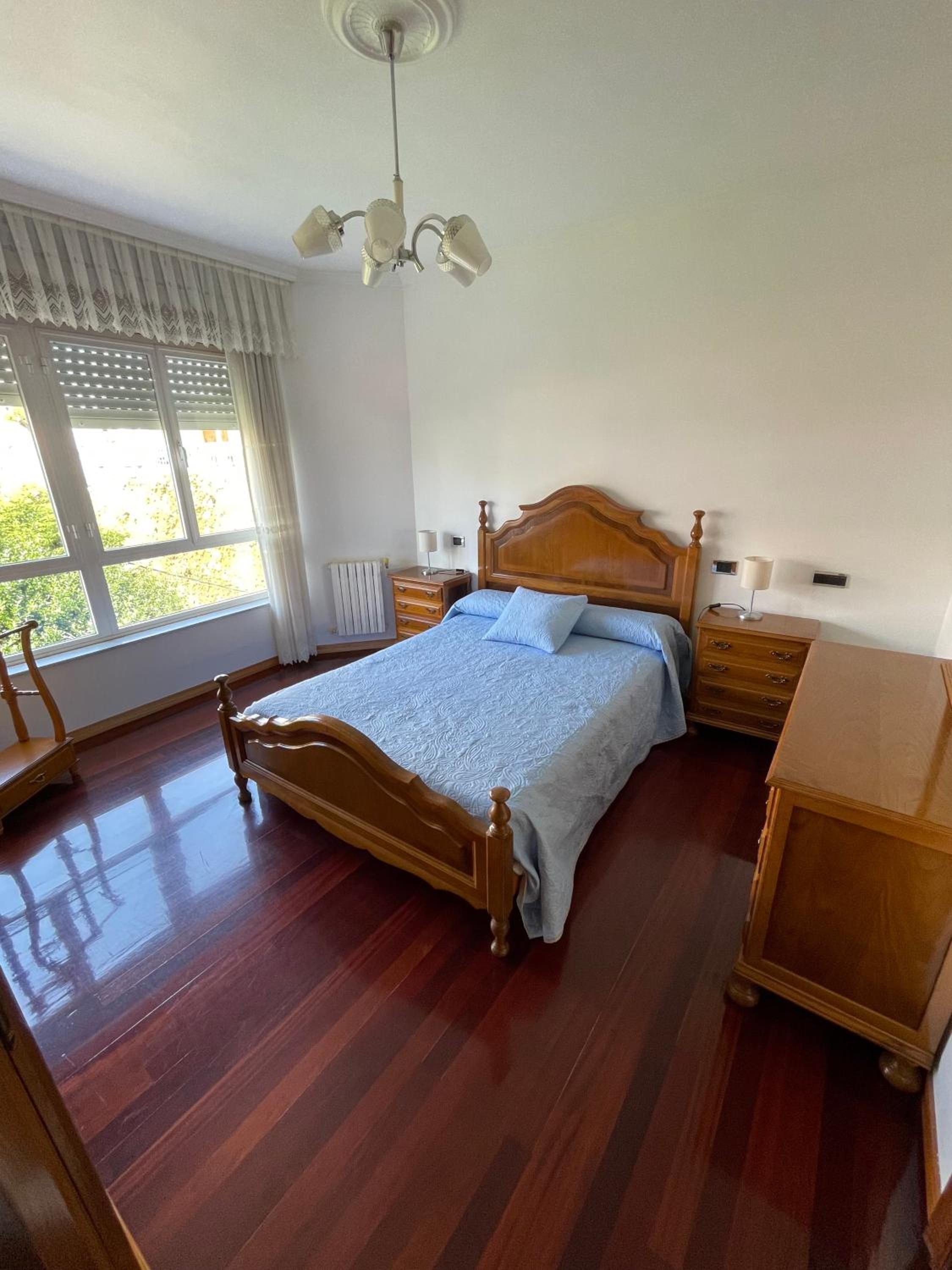 Five-Bedroom House photo 3