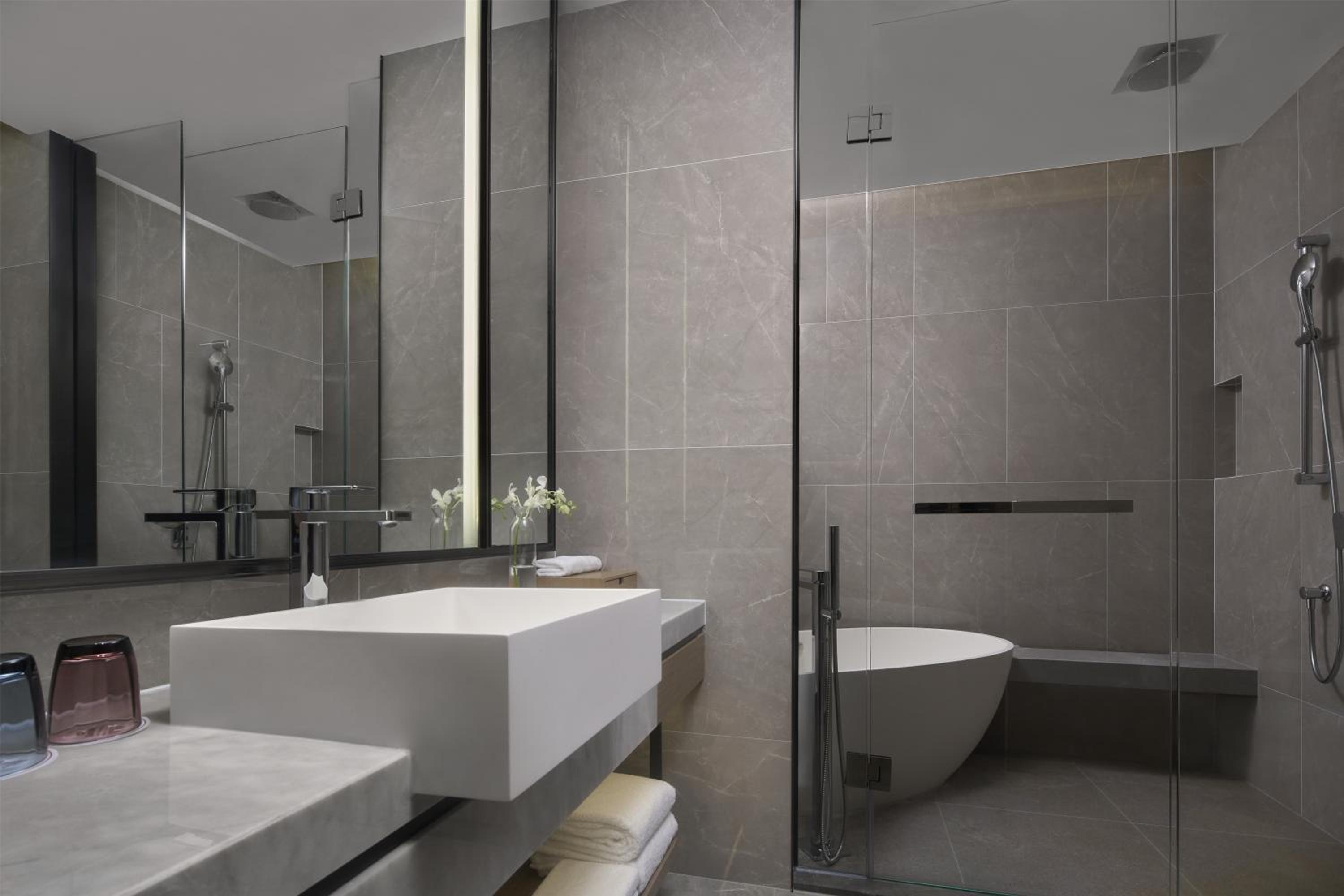 King Studio Apartment with City View - Photo 1