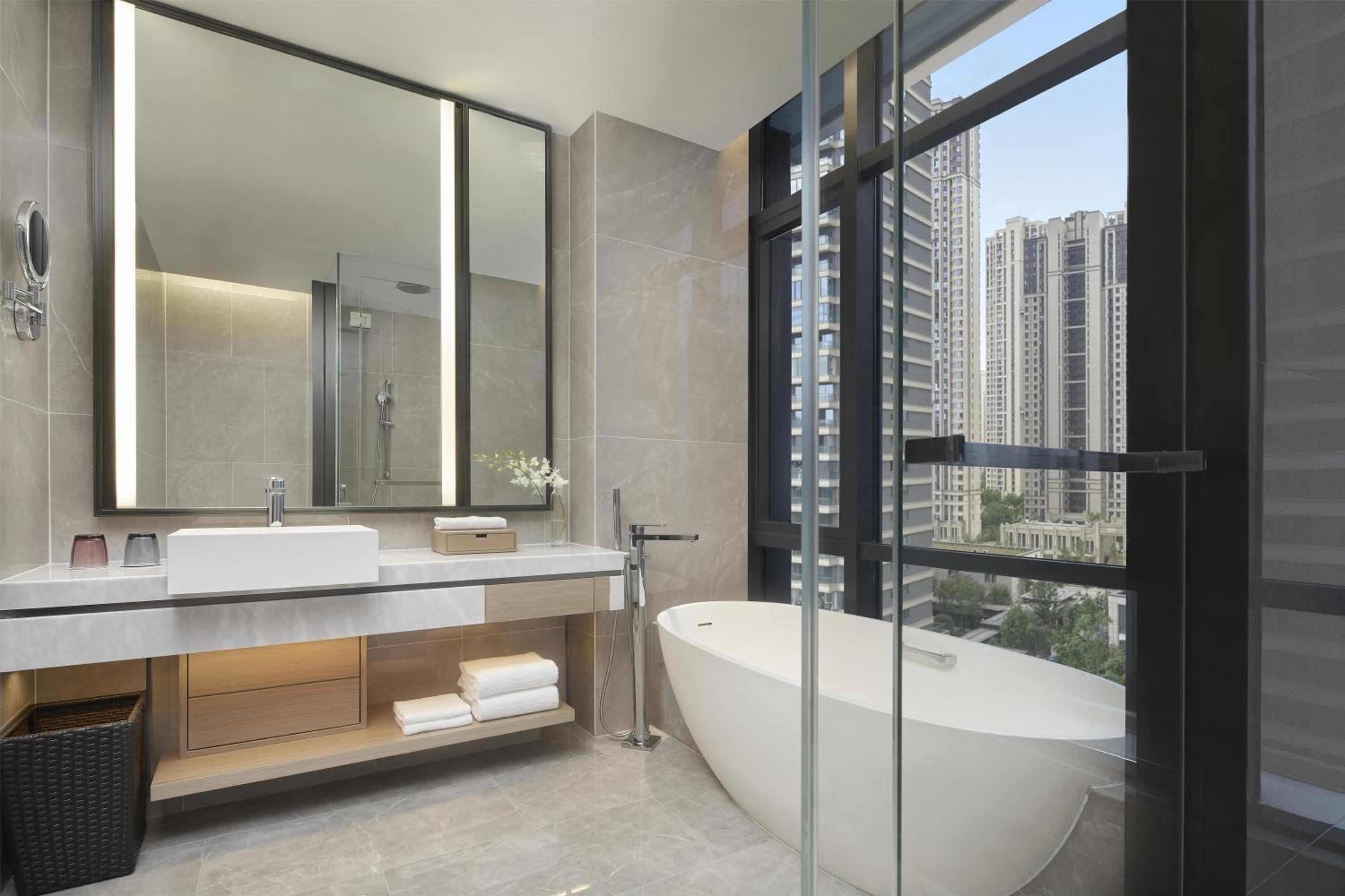 2 Bedroom Suite, Bedroom 1: 1 King, Bedroom 2: 2 Double - Photo 3
