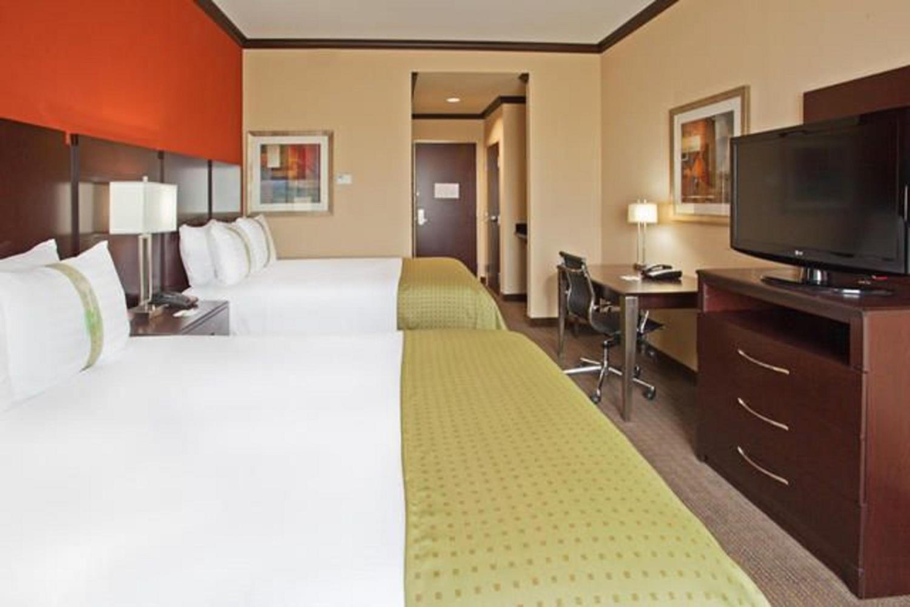 Standard Room with Two Queen Beds - Photo 2
