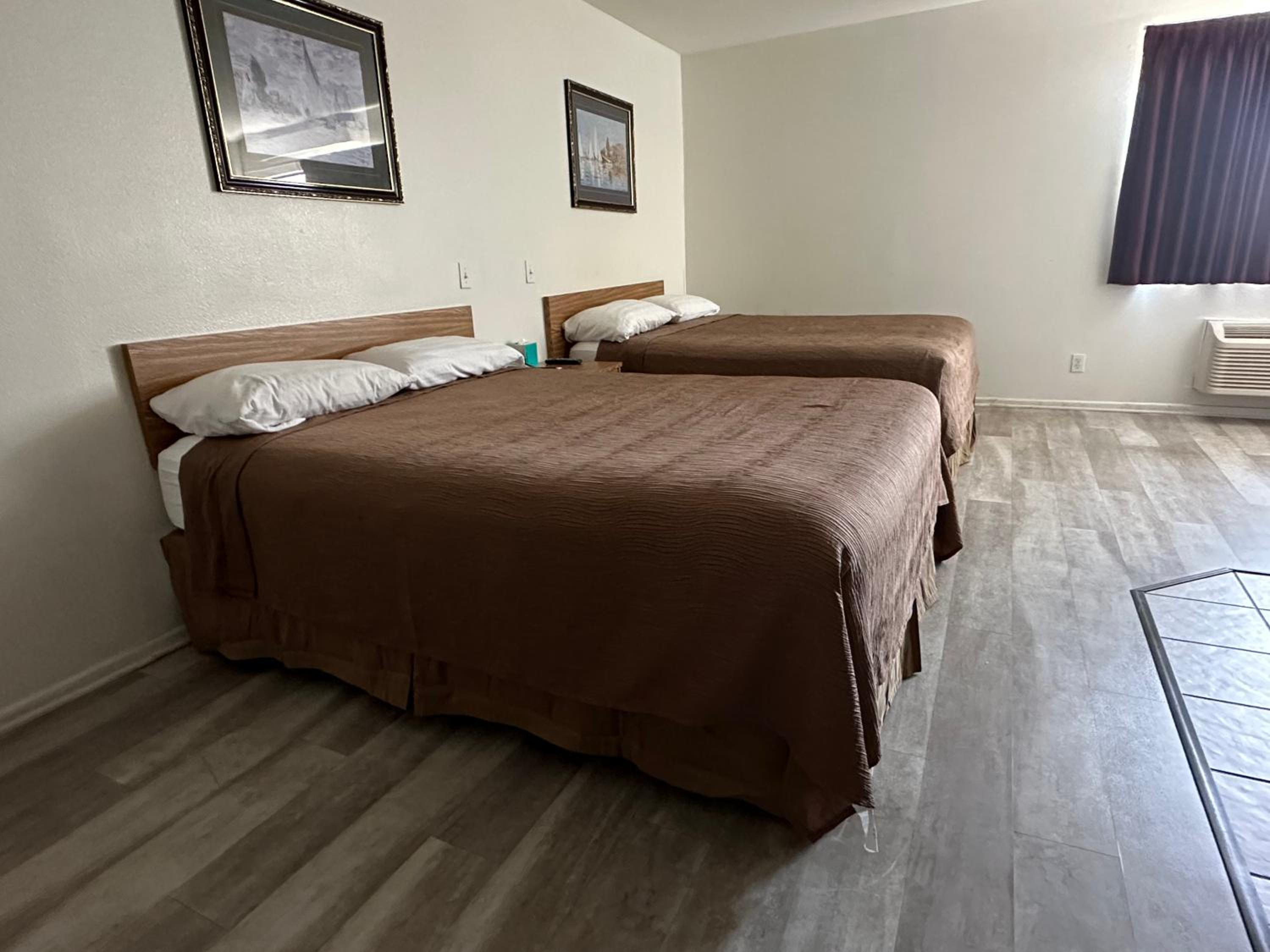 Queen Room with Two Queen Beds - Non-Smoking photo 1