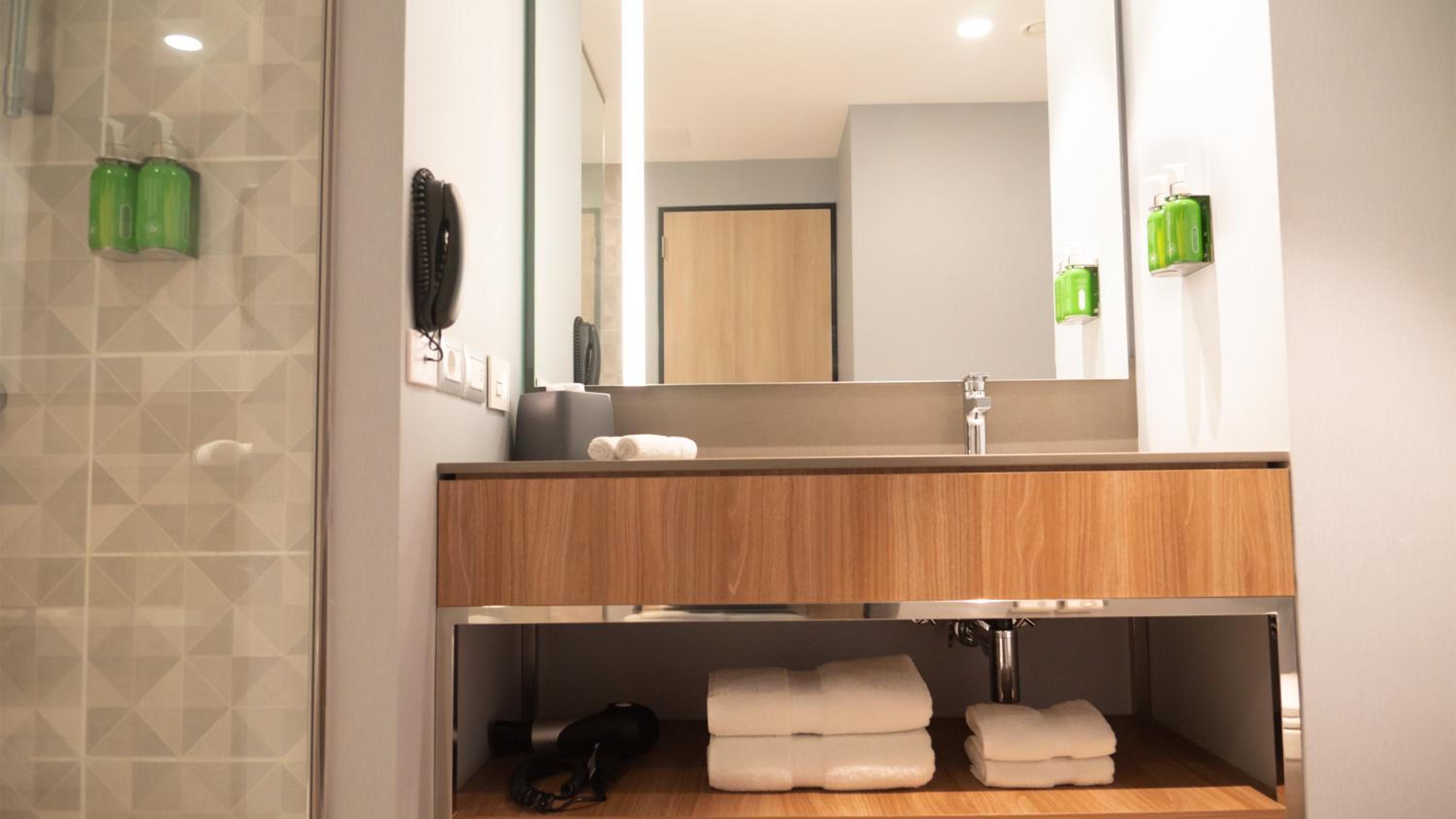 Standard King Room - Photo 5