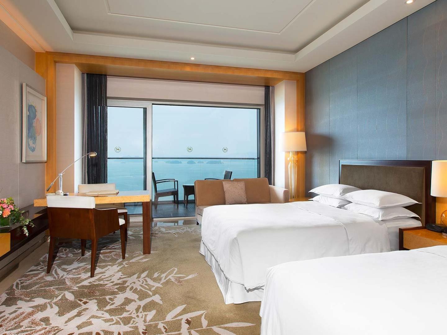 Club level, Guest room, 2 Twin/Single Bed(s), Lake view      photo 1