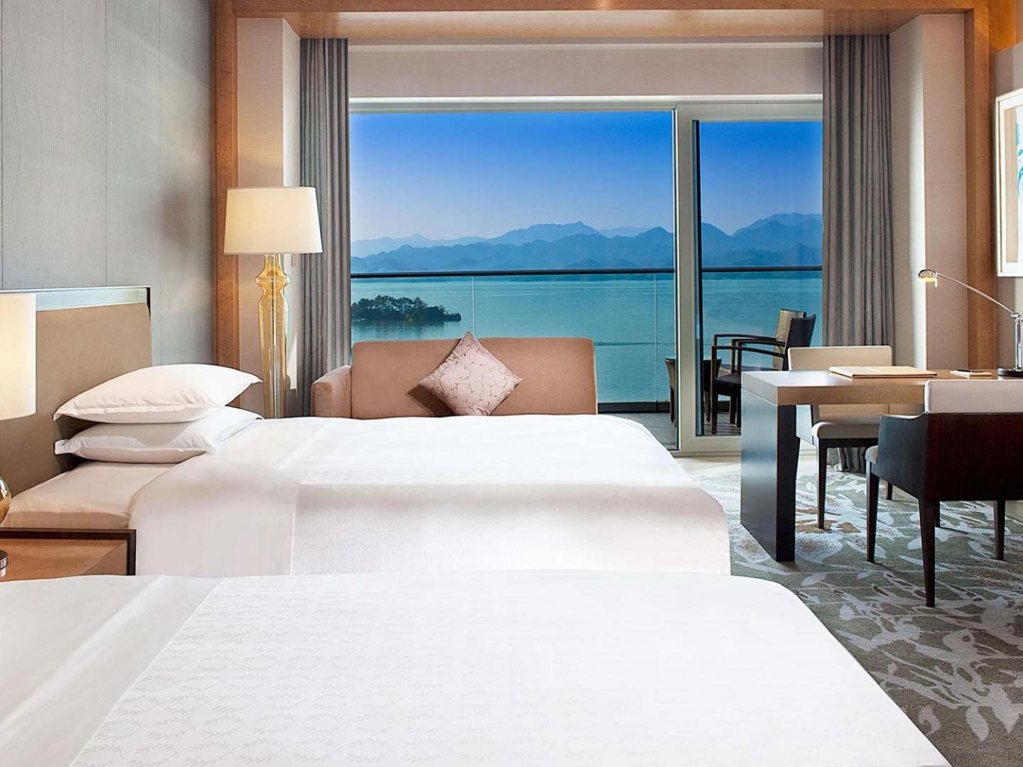 Club level, Guest room, 2 Twin/Single Bed(s), Lake view      photo 3