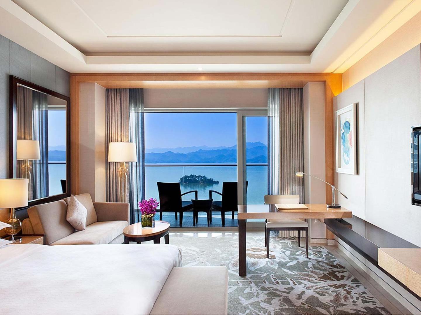 Club level, Guest room, 1 King, Lake view photo 2