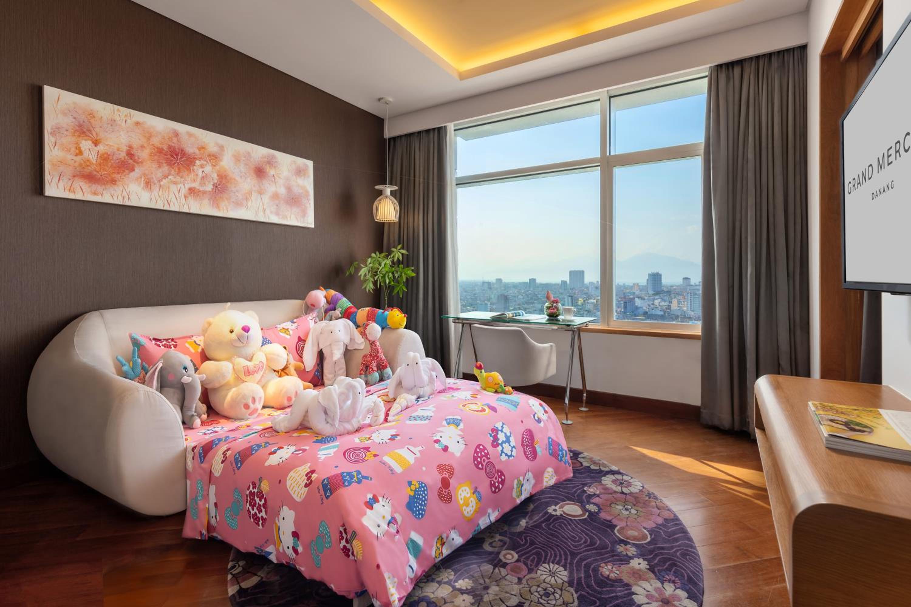 Family Suite - High Floor with Executive Lounge access - Photo 11