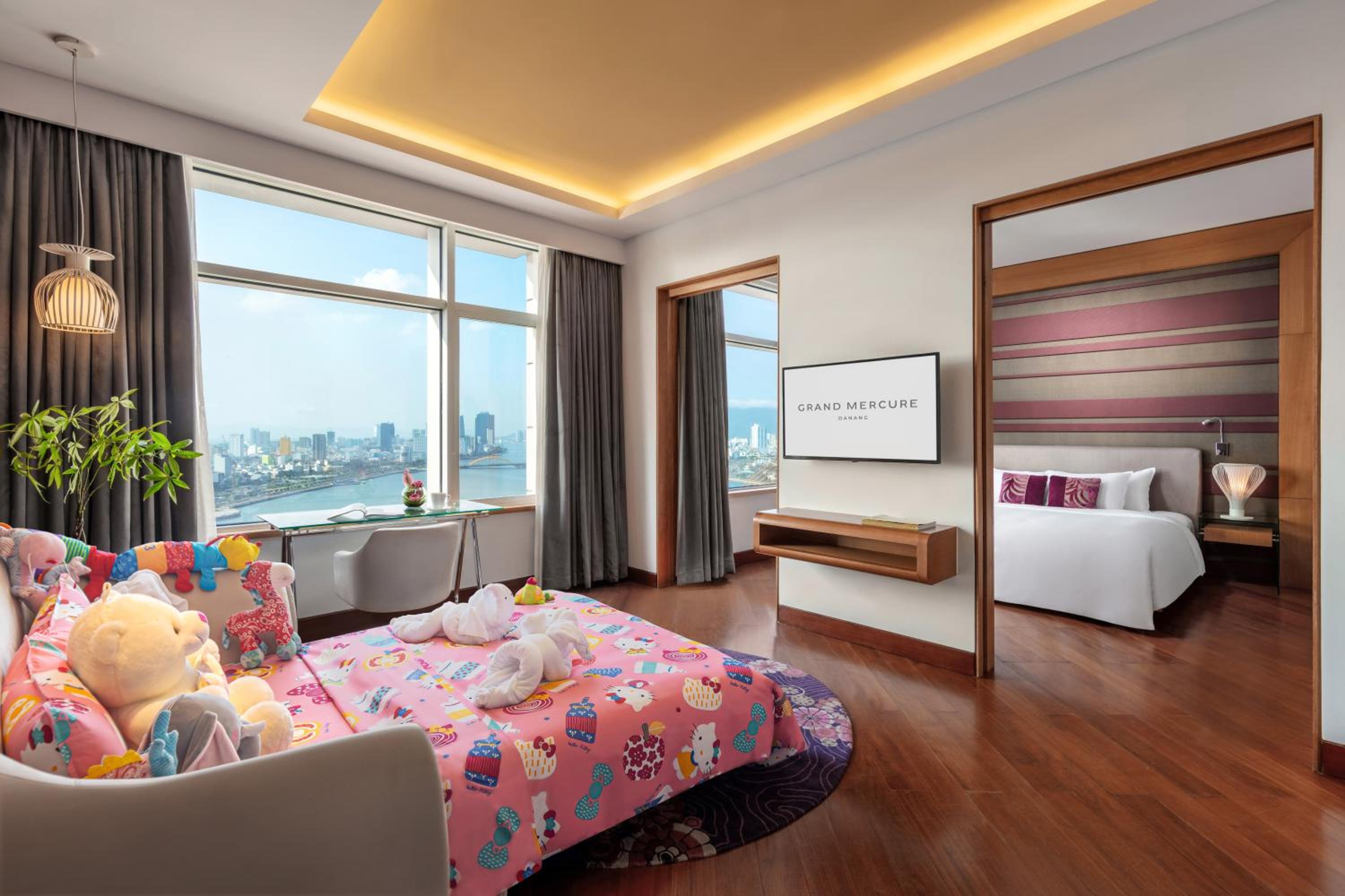 Family Suite - High Floor with Executive Lounge access - Photo 9