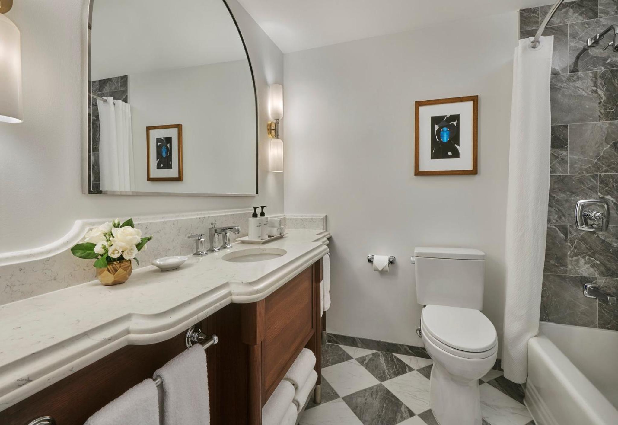 One-Bedroom Premier King Suite with City View - Grand Tower thumbnail 5