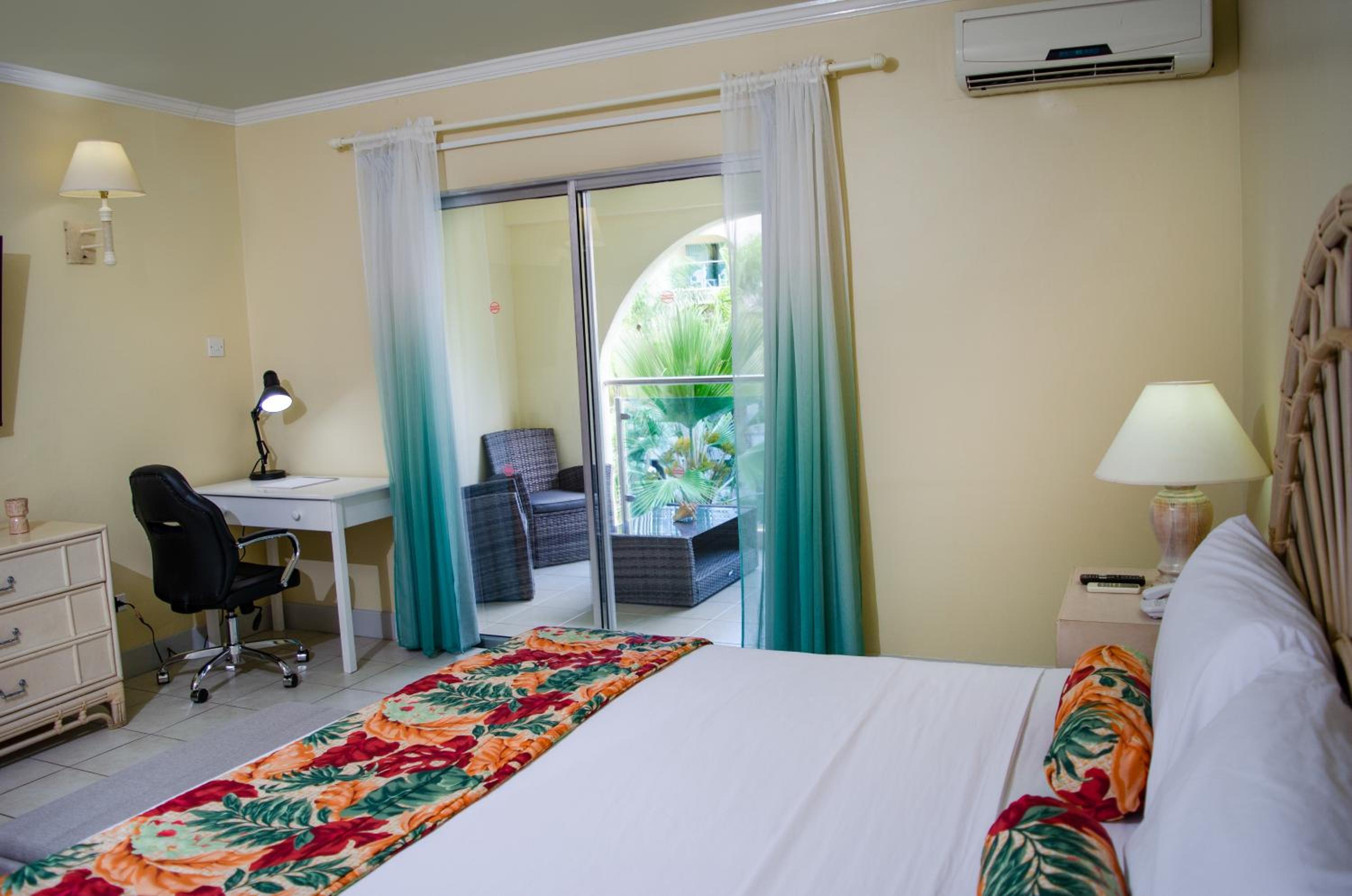 Deluxe King Room - Photo 3