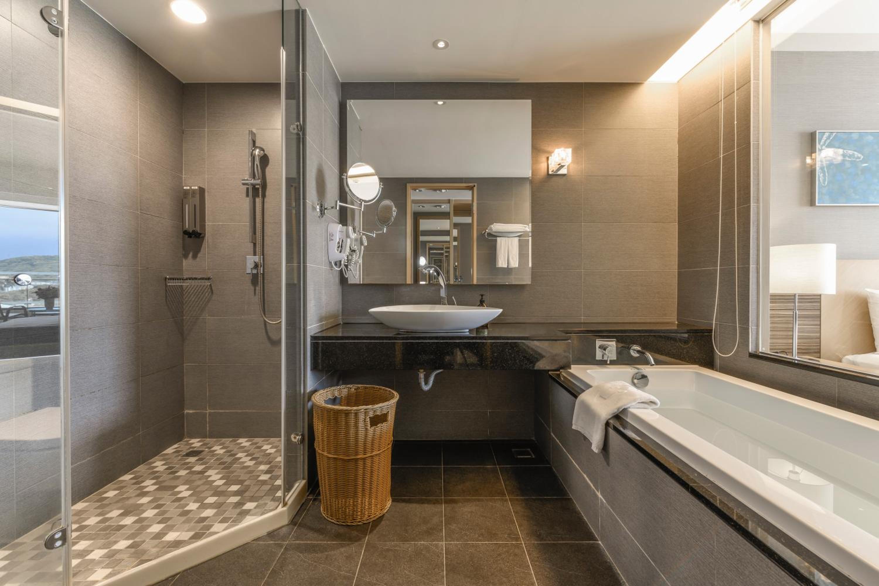 Deluxe King Room - Photo 4