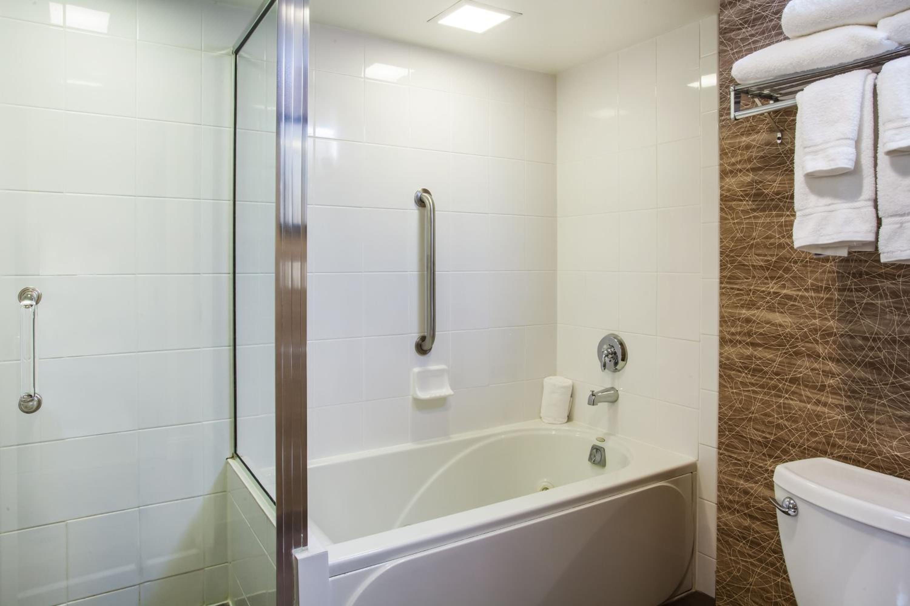 King Suite with Spa Bath - Non-Smoking - Photo 6