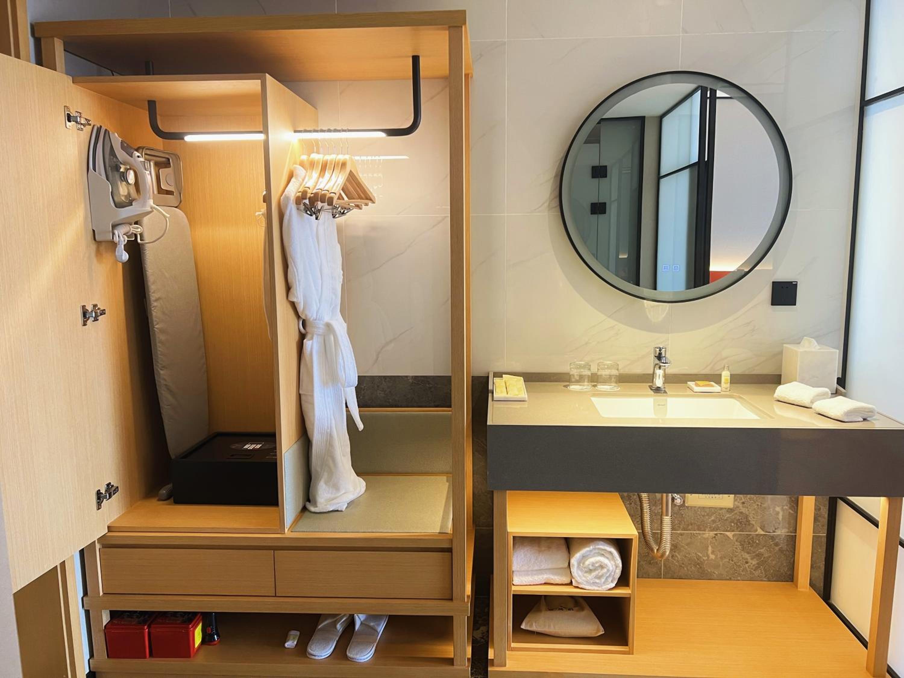 King Room - Mobility Accessible  - Photo 4