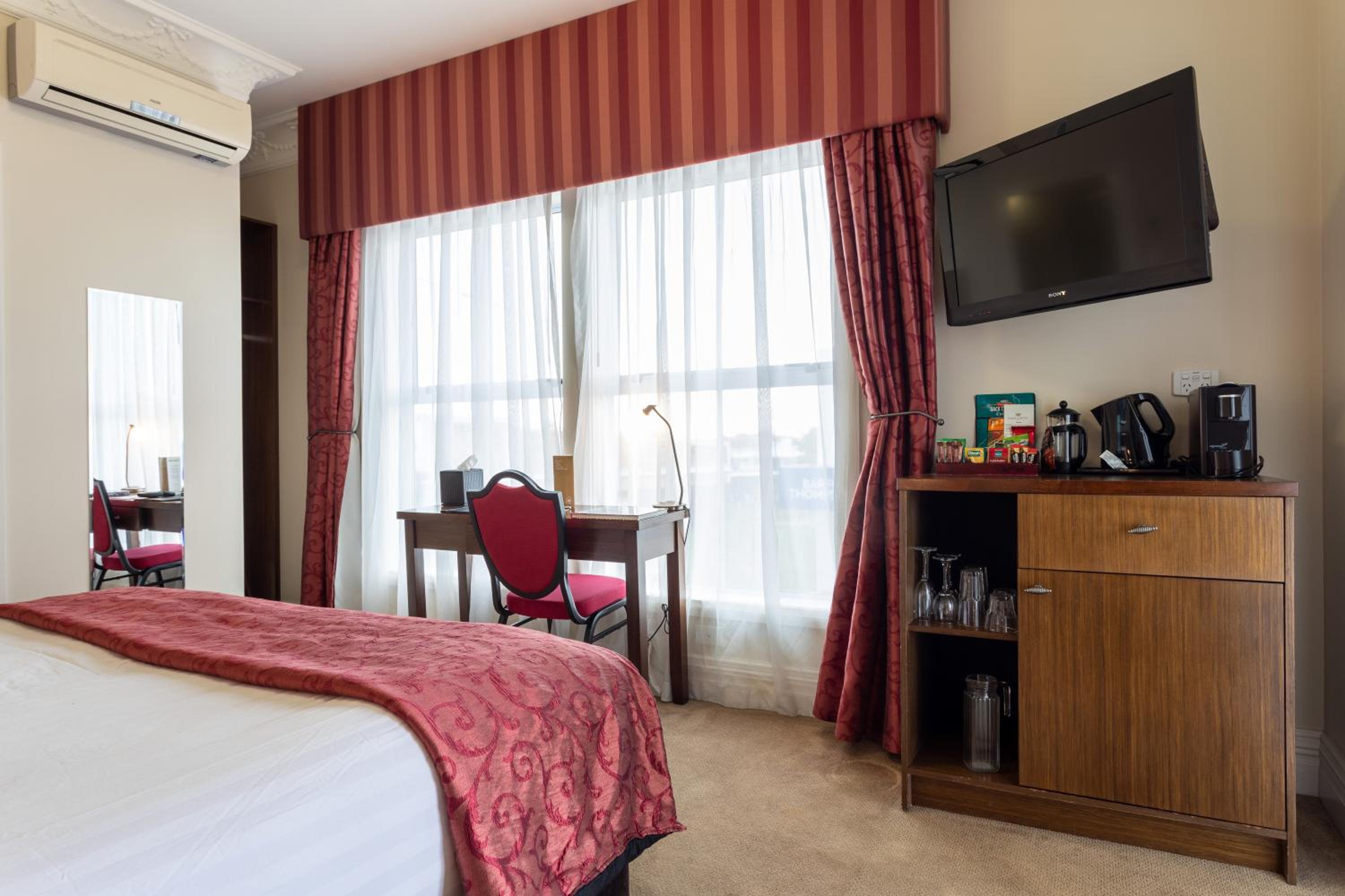 Premier King Room with Balcony  photo 2