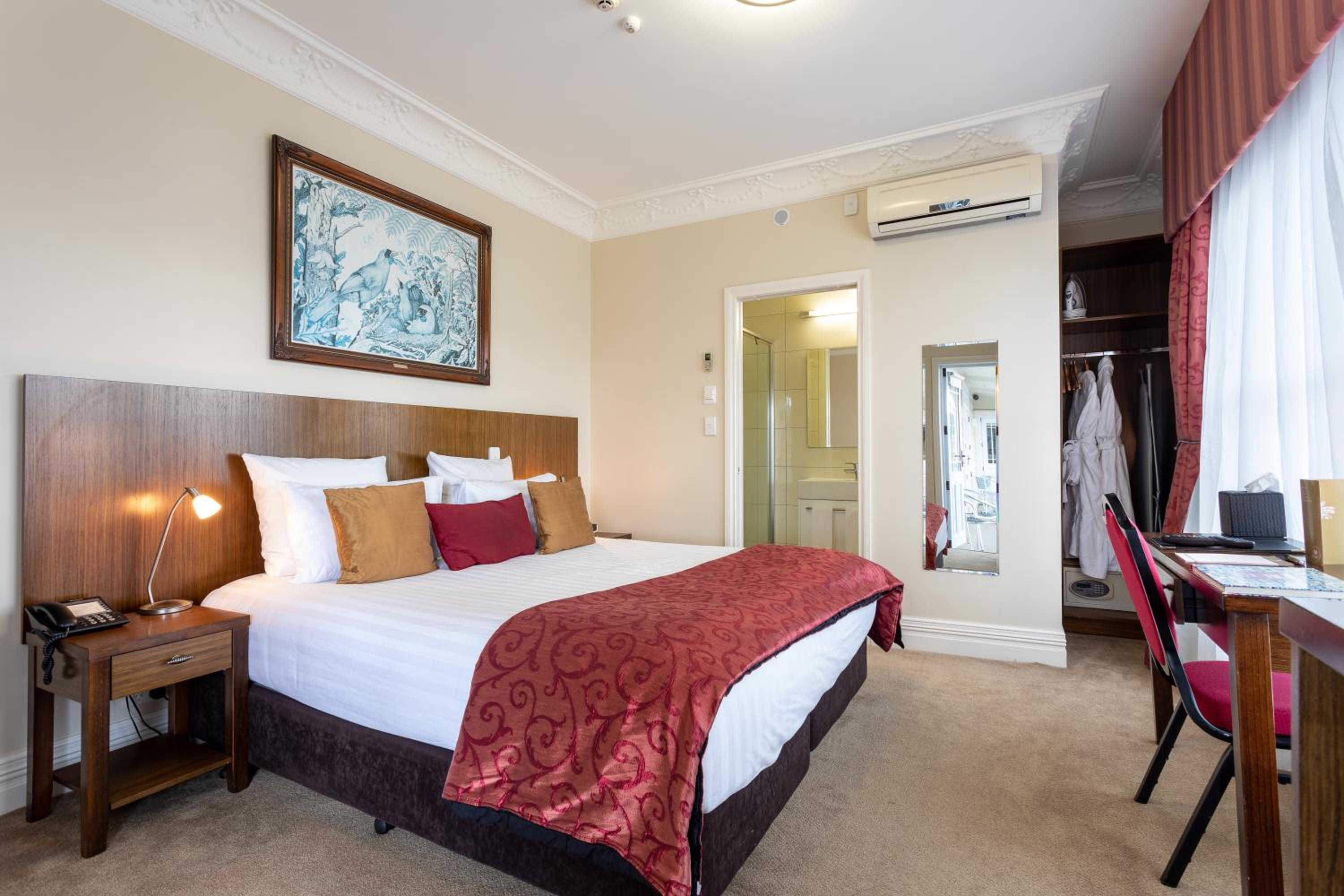 Premier King Room with Balcony  photo 3
