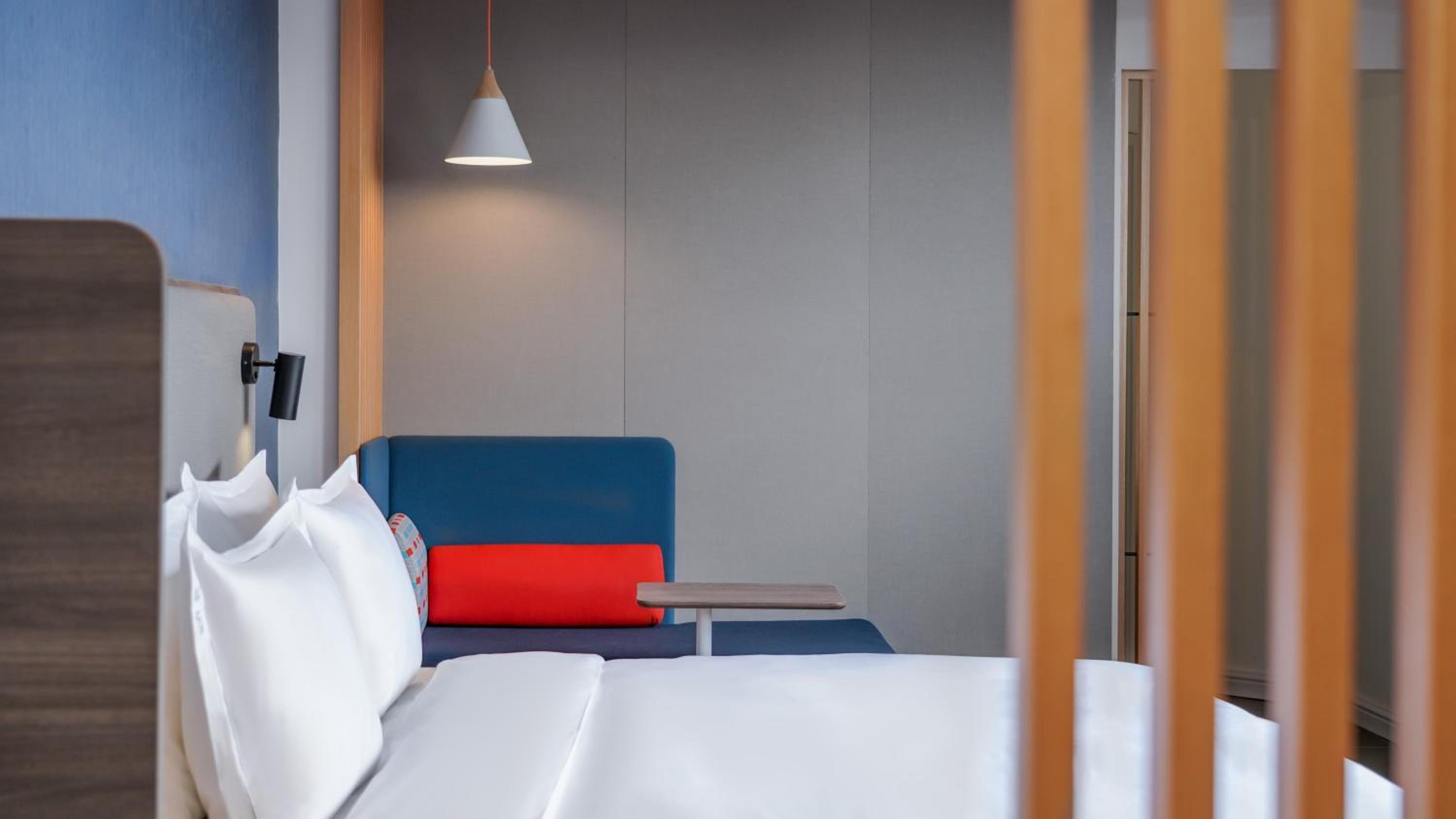 Standard King Room with Sofa Bed - Photo 2
