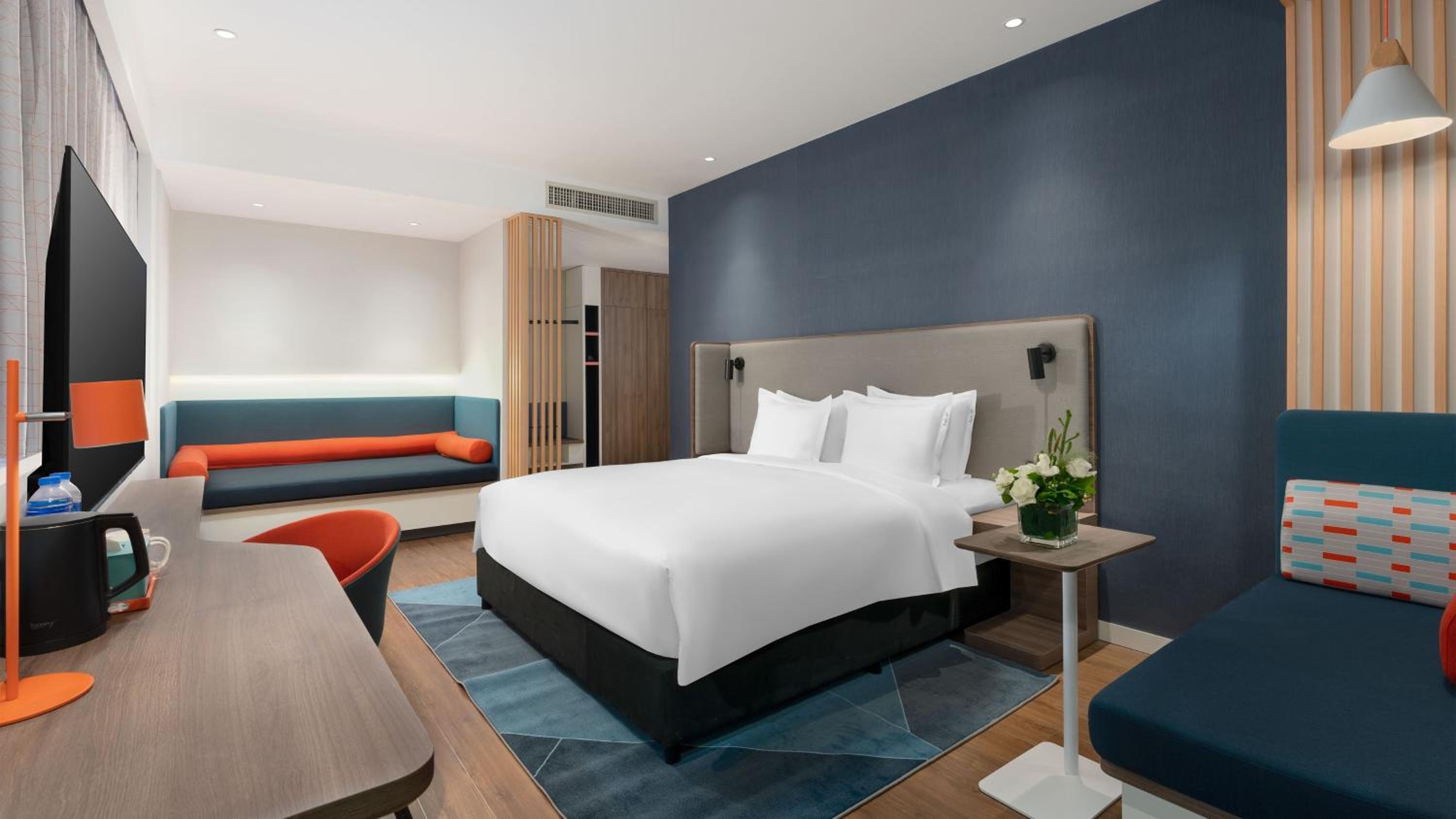 Standard King Room with Sofa Bed - Photo 4