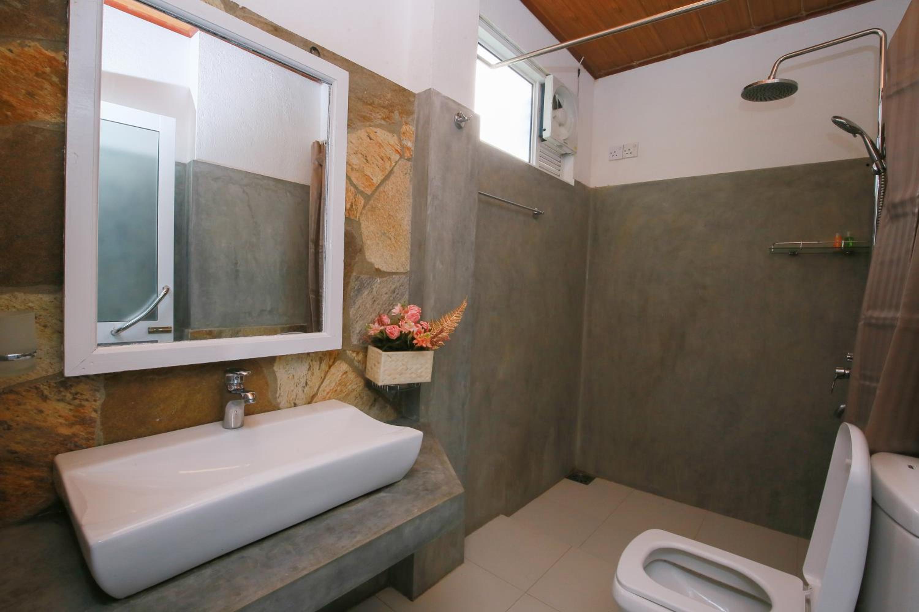 King Room with Balcony - Photo 5