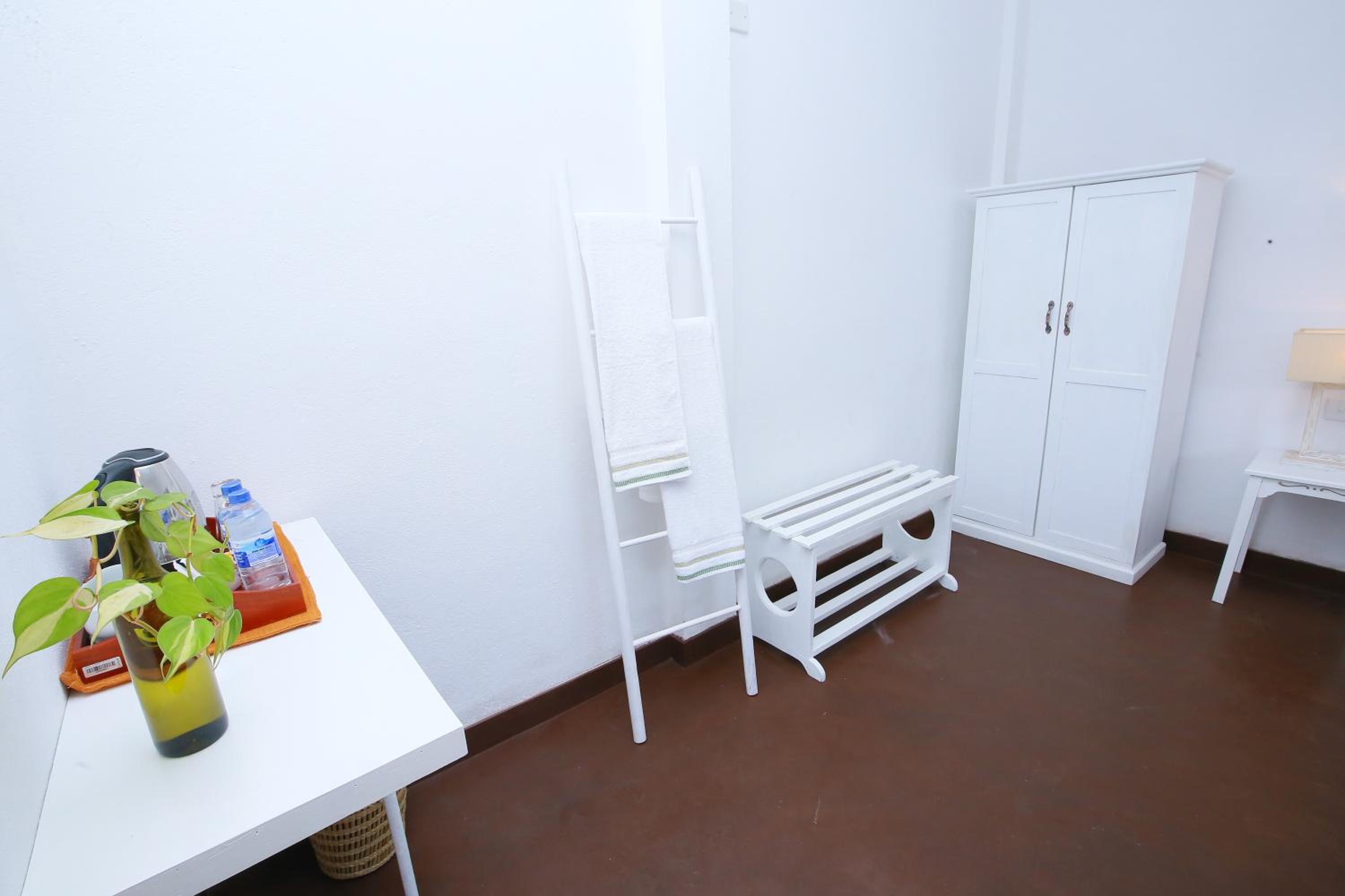King Room with Balcony - Photo 6