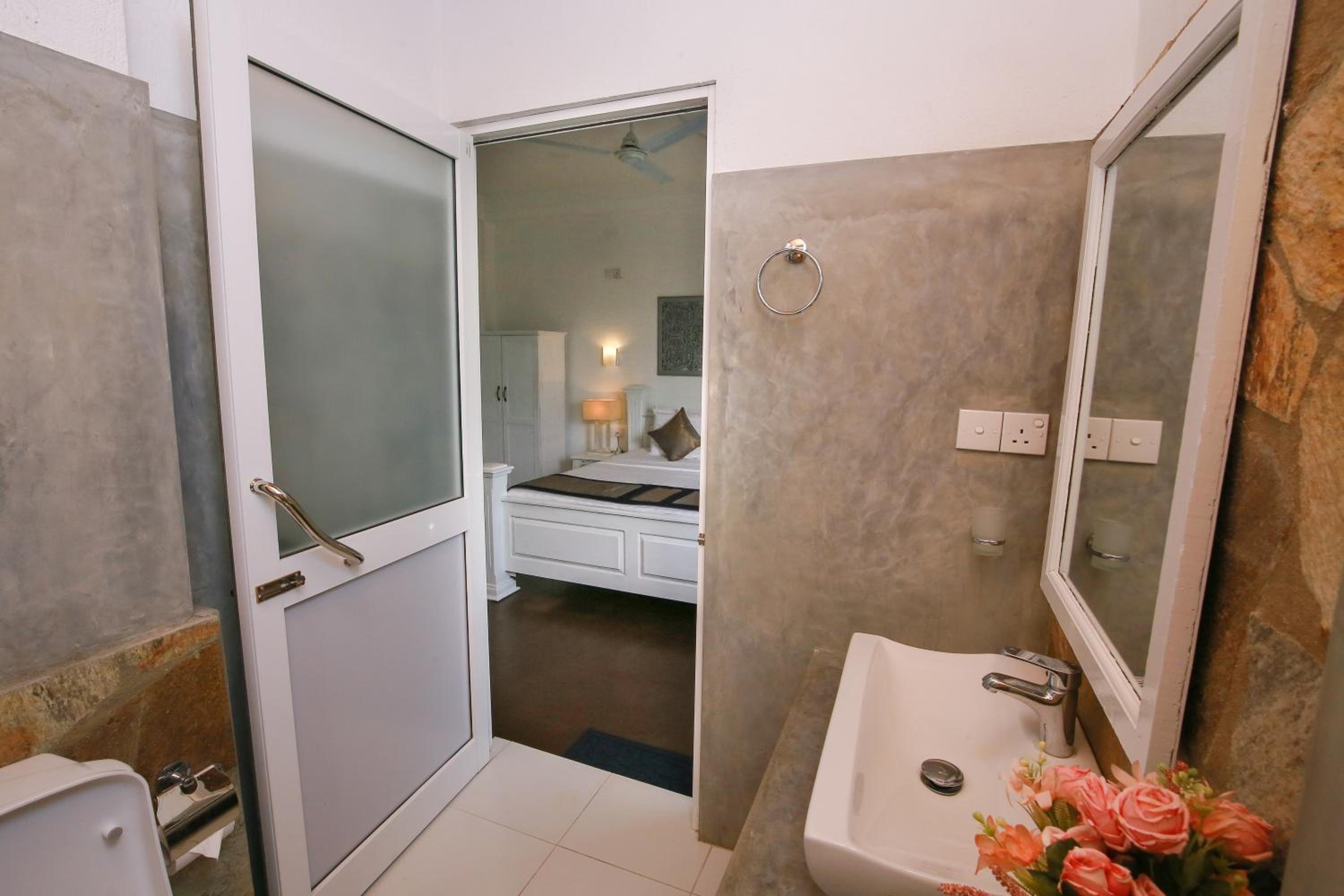 King Room with Balcony - Photo 3