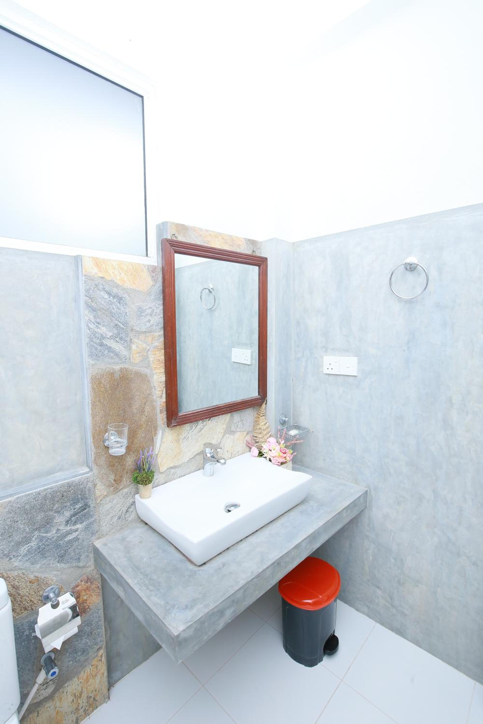 Queen Room - Photo 8