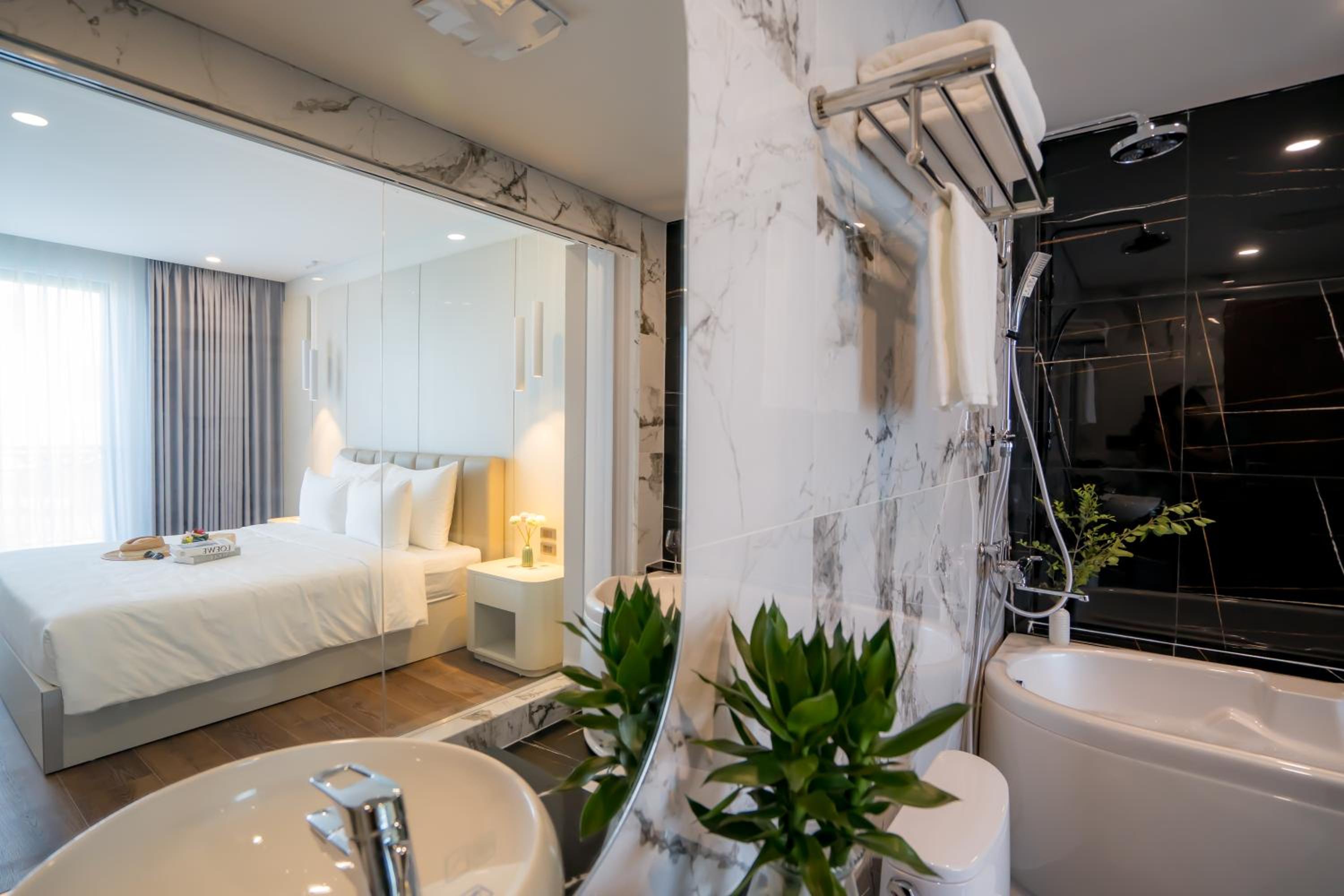 Deluxe Double Room with Balcony - Photo 8