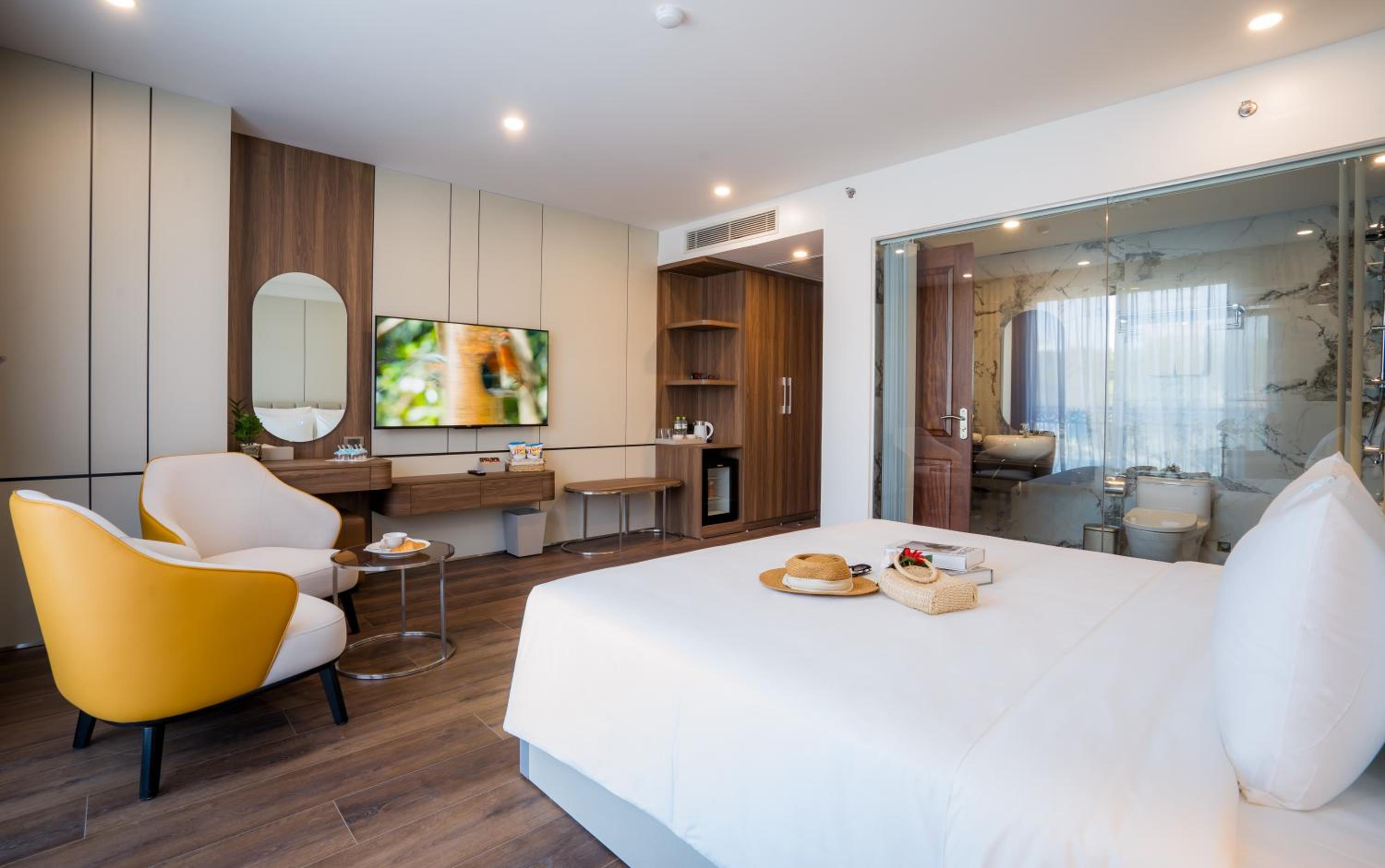 Deluxe Double Room with Balcony - Photo 4