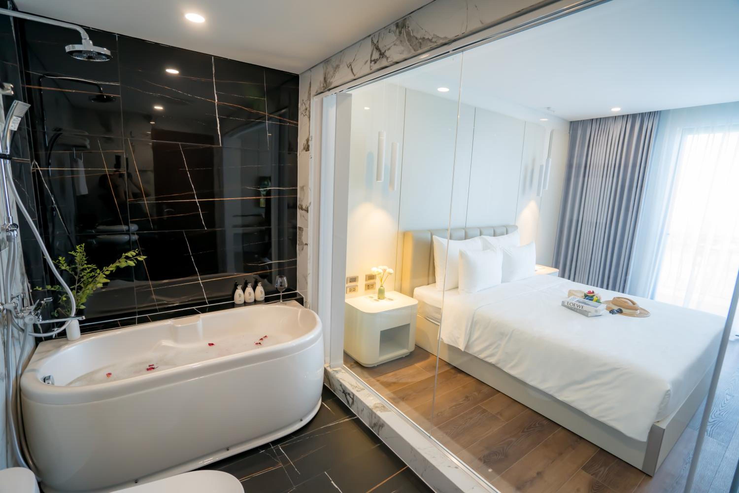 Deluxe Double Room with Balcony - Photo 10