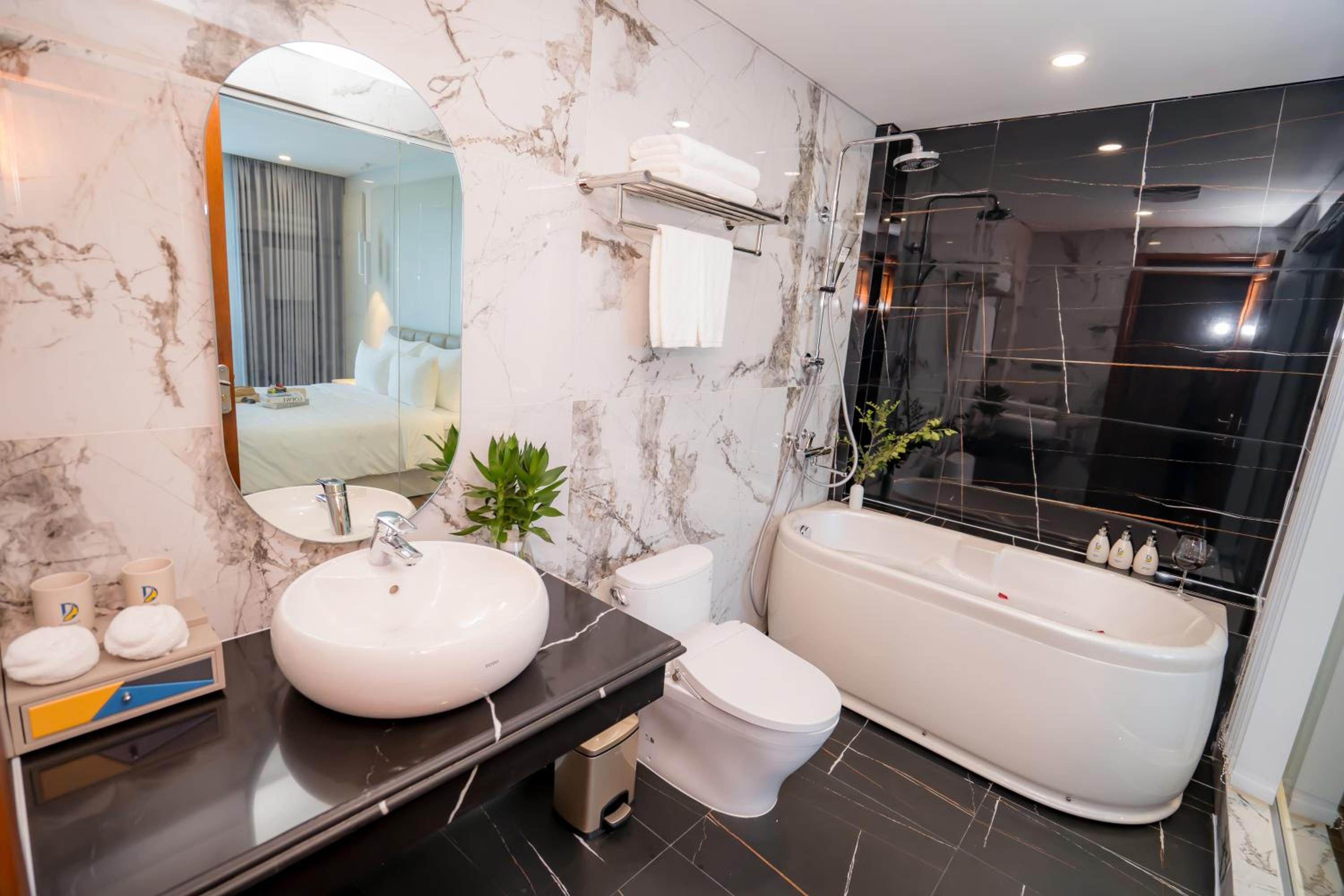 Deluxe Double Room with Balcony - Photo 11