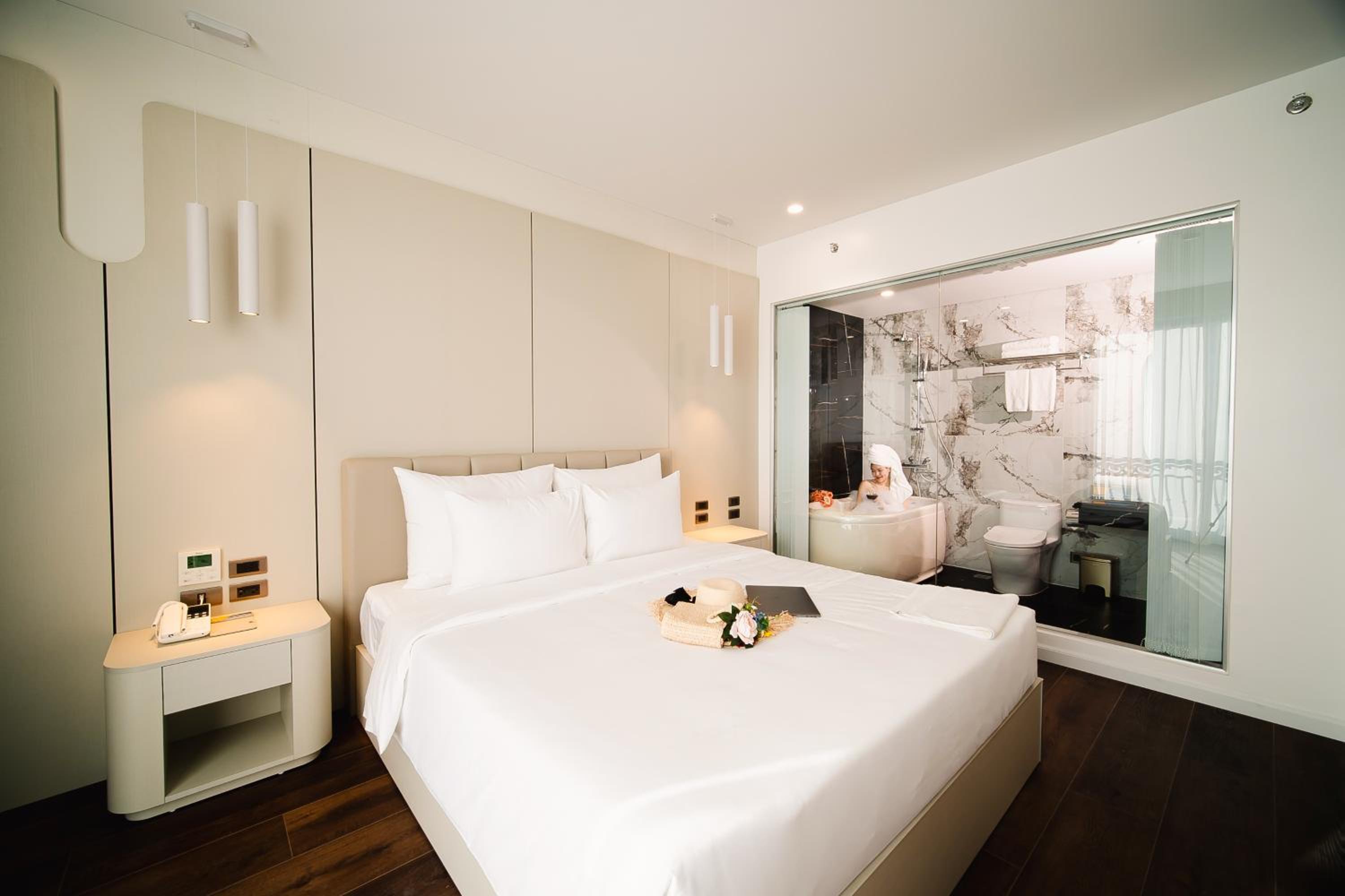 Deluxe Double Room with Balcony - Photo 9