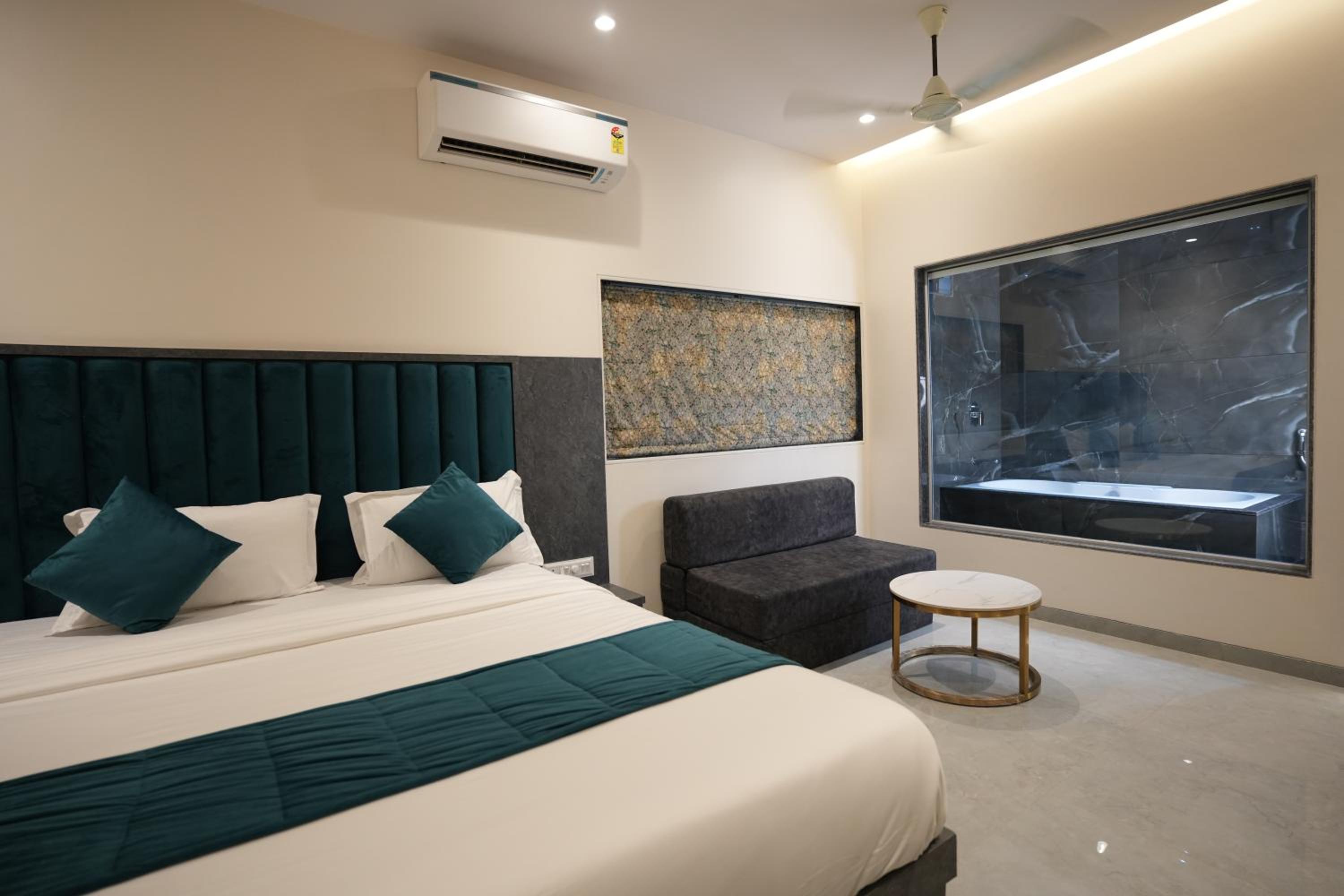 Deluxe King Suite photo 1