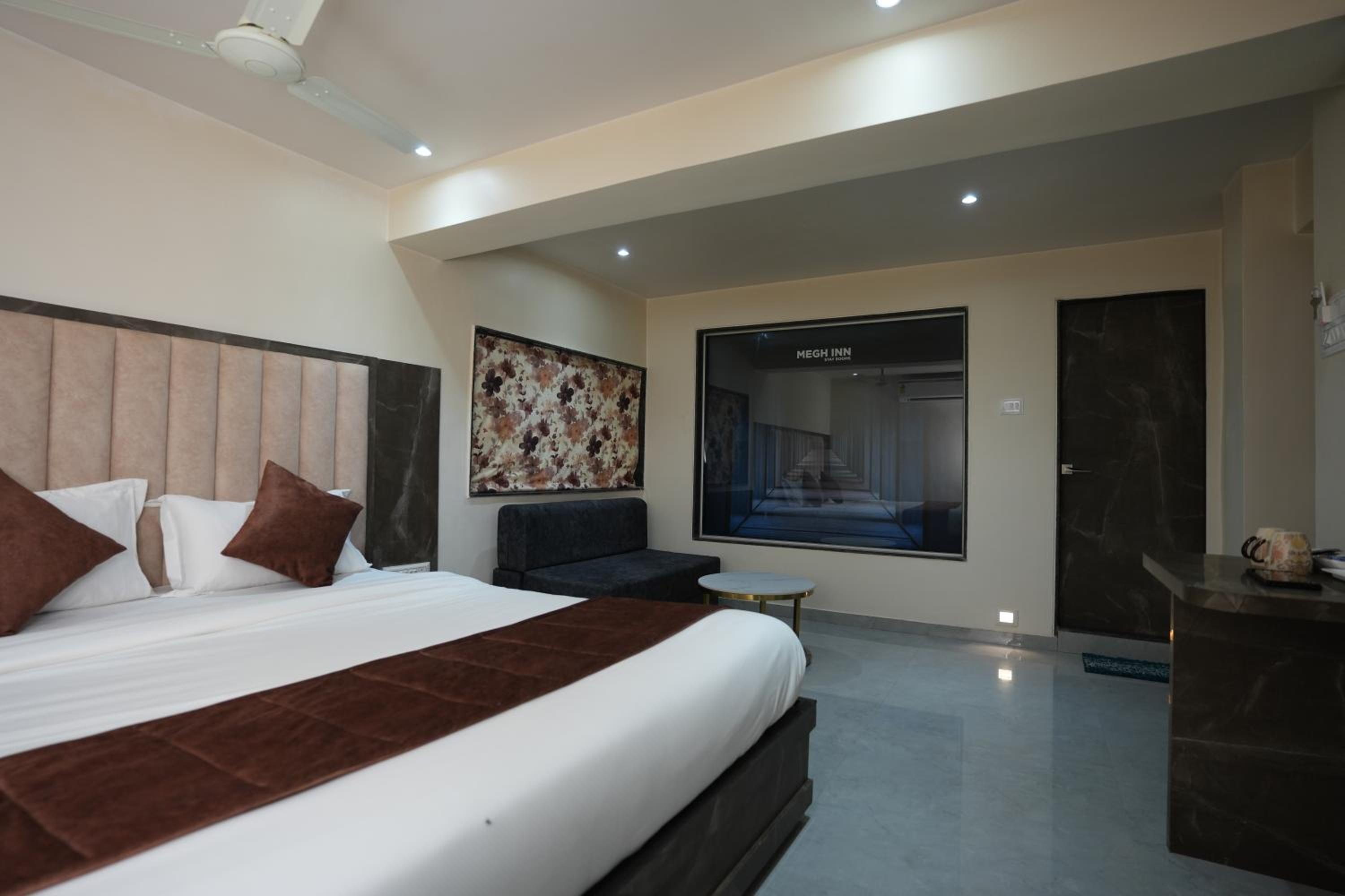 Deluxe King Suite photo 2