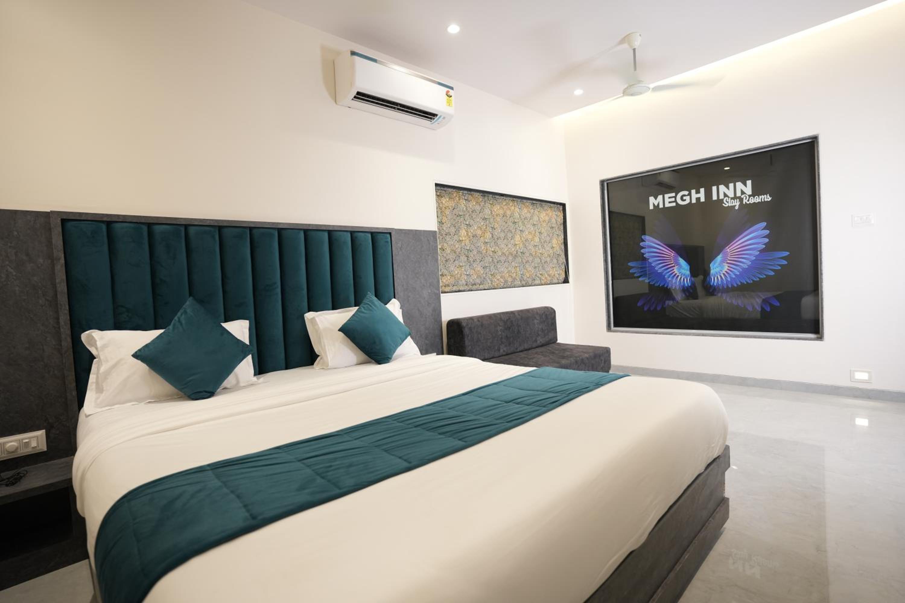 Deluxe King Suite photo 3
