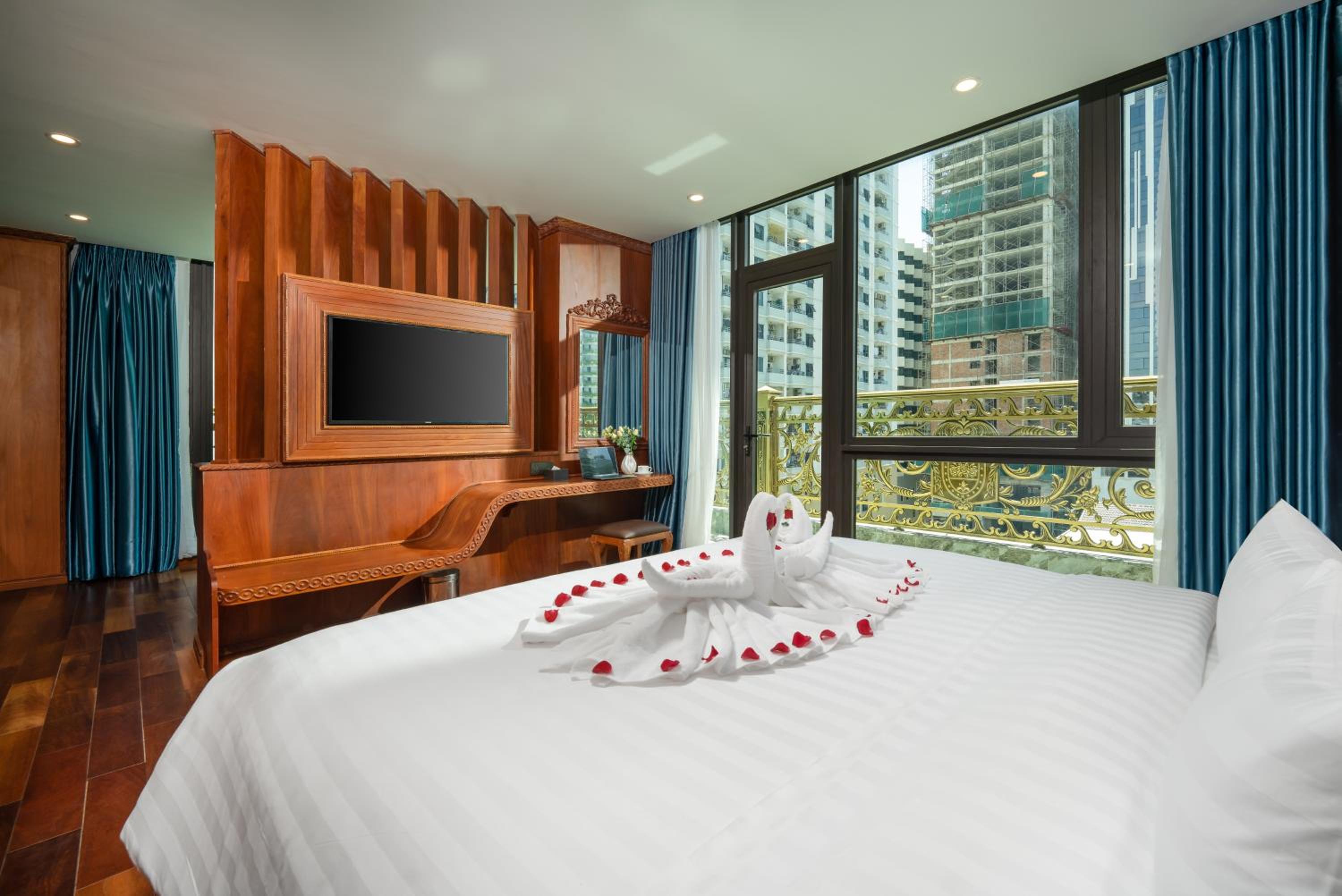 Suite with Balcony - Photo 2