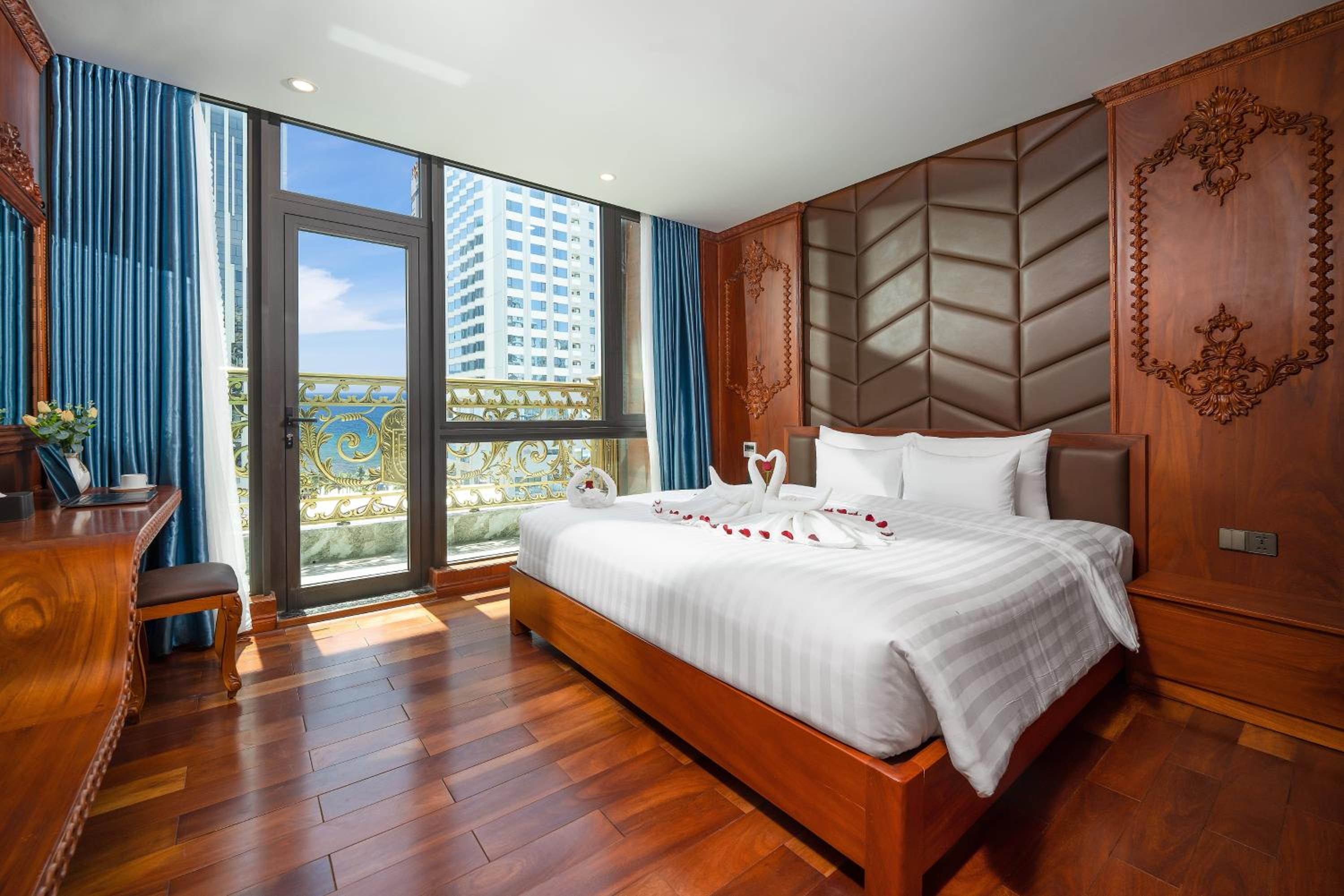 Suite with Balcony - Photo 7