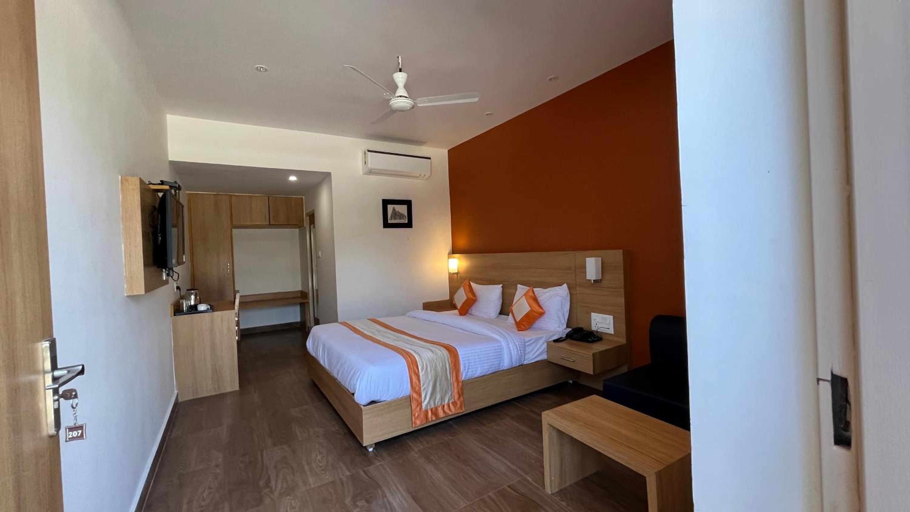 Deluxe Room - Photo 15